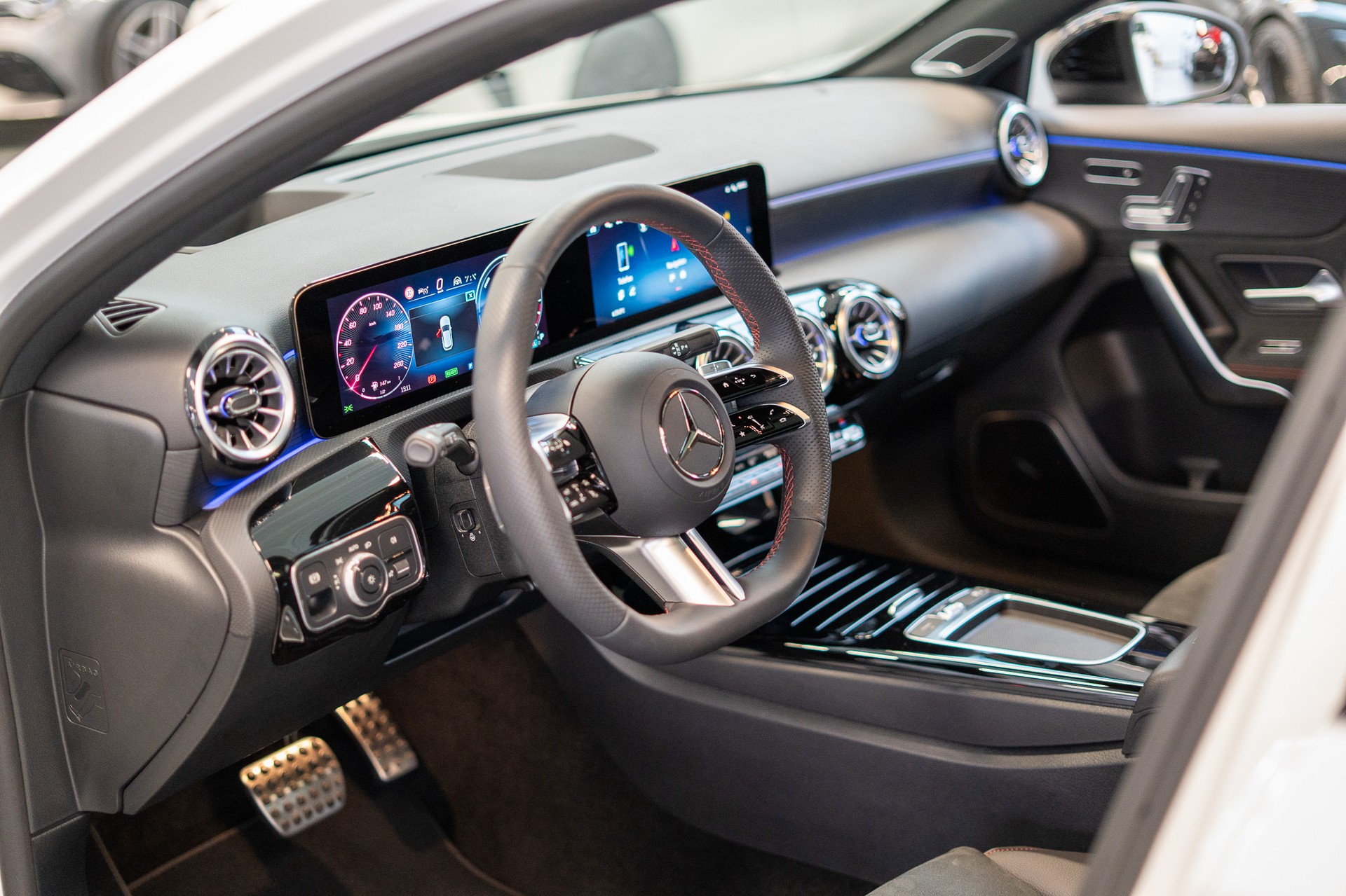 MERCEDES-BENZ A 250 e AMG Line / CH Fahrzeug / Panorama / Head-Up Display-image-8