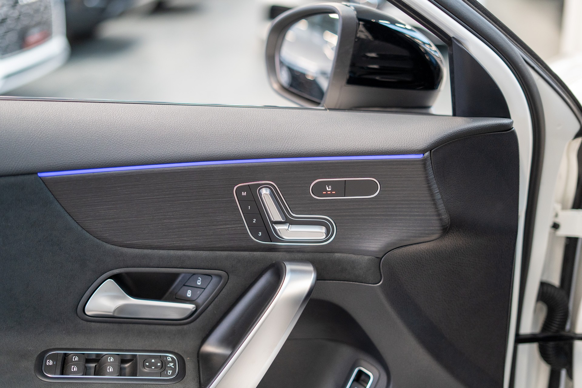 MERCEDES-BENZ A 250 e AMG Line / CH Fahrzeug / Panorama / Head-Up Display-image-9