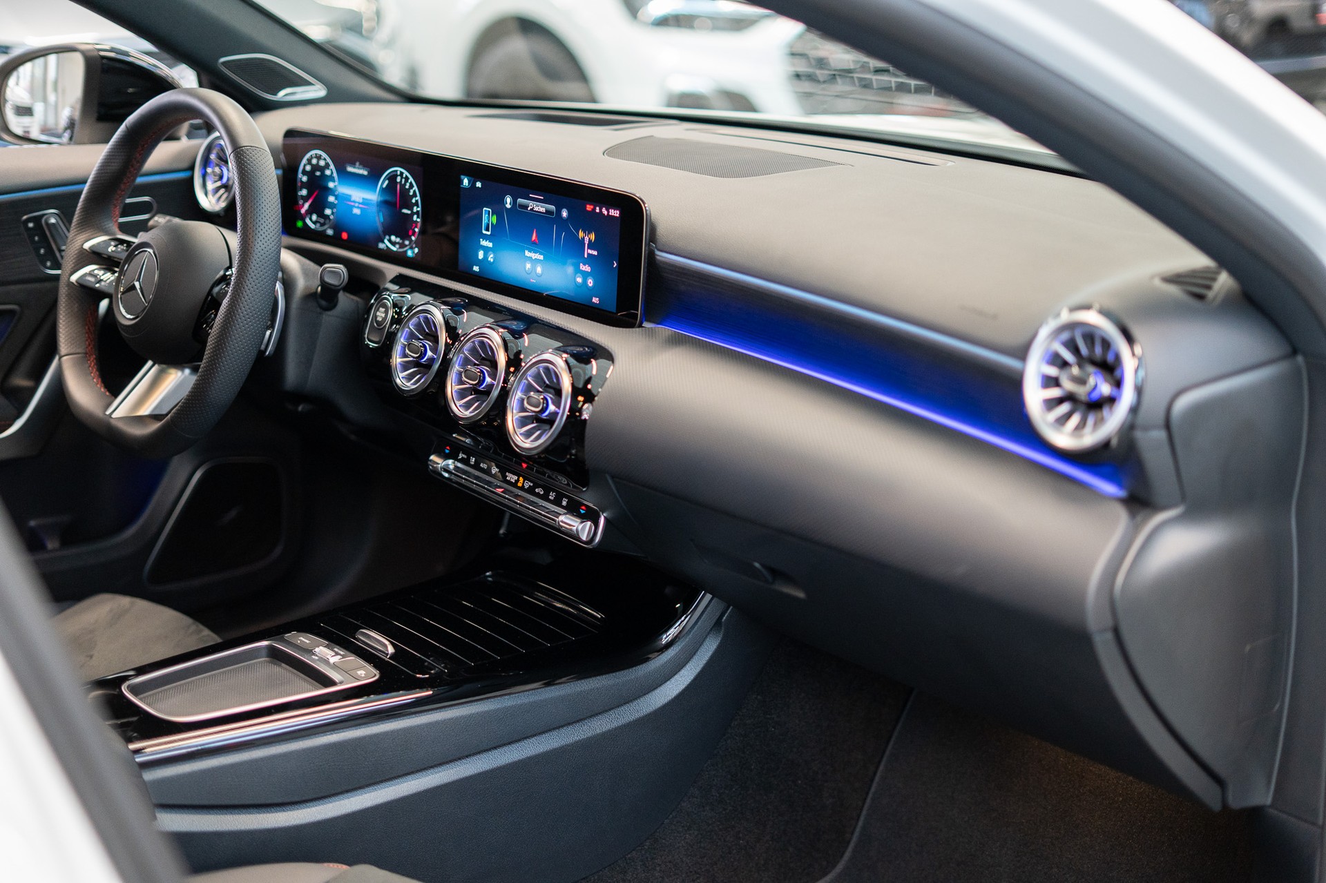 MERCEDES-BENZ A 250 e AMG Line / CH Fahrzeug / Panorama / Head-Up Display-image-15