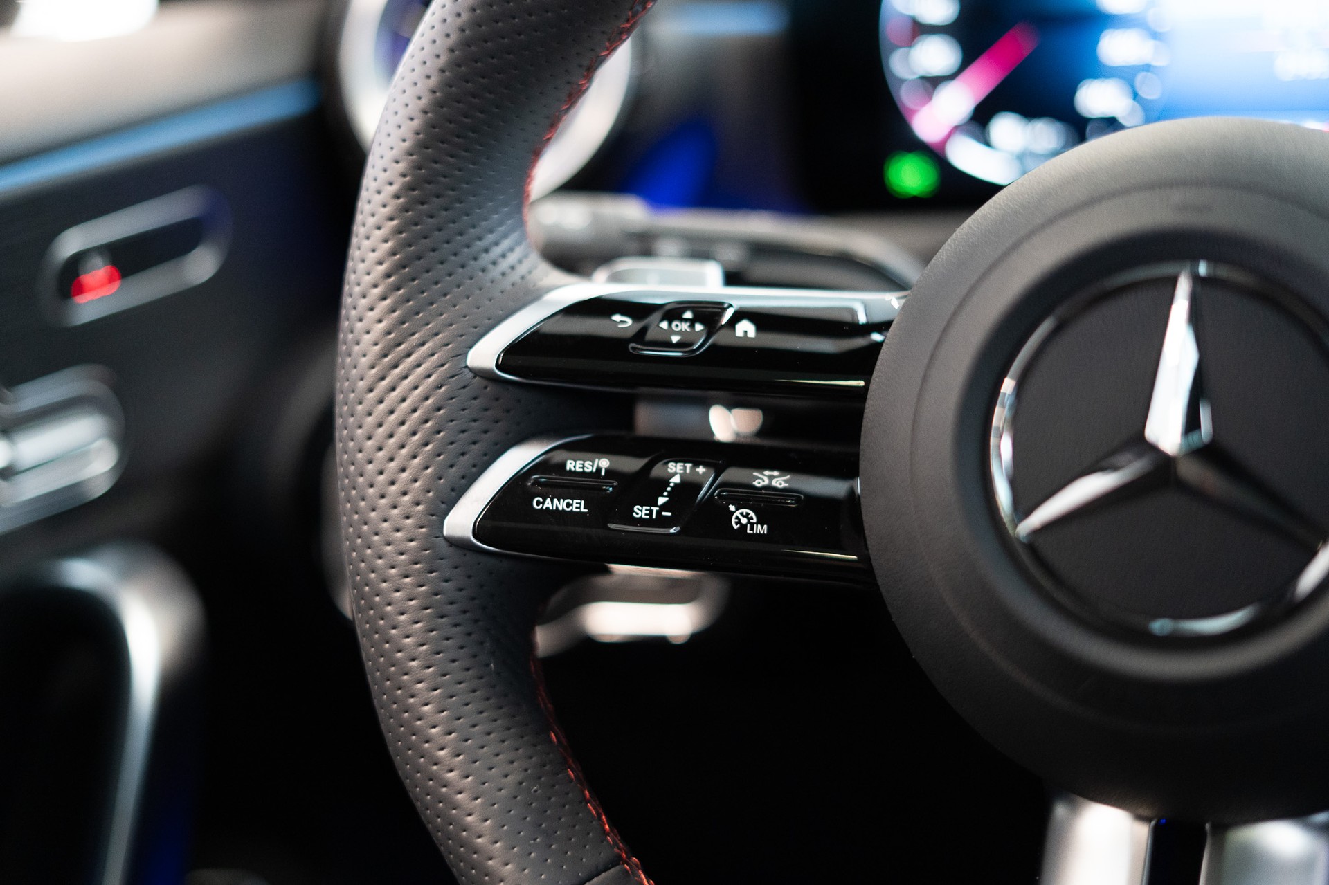 MERCEDES-BENZ A 250 e AMG Line / CH Fahrzeug / Panorama / Head-Up Display-image-18