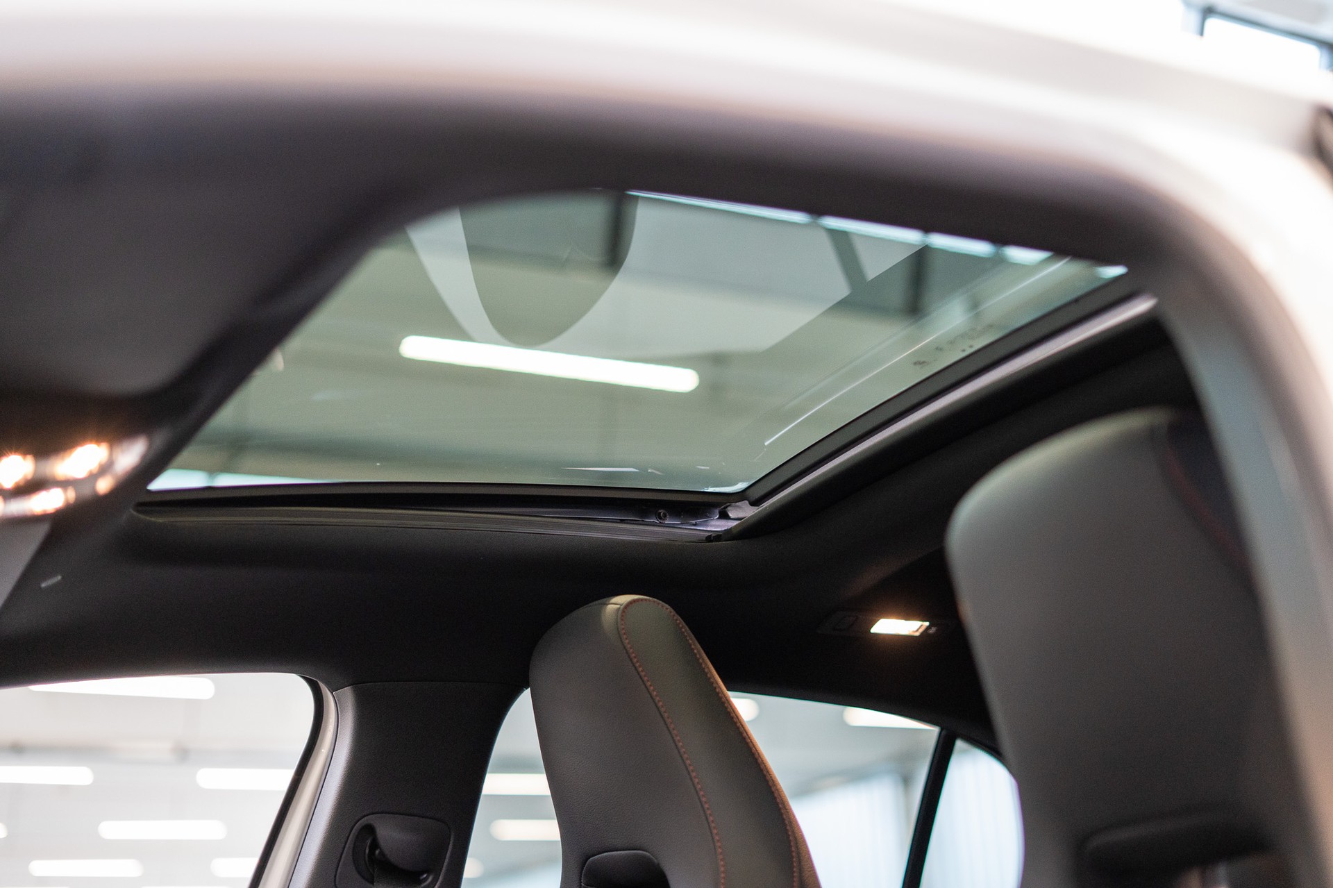 MERCEDES-BENZ A 250 e AMG Line / CH Fahrzeug / Panorama / Head-Up Display-image-11