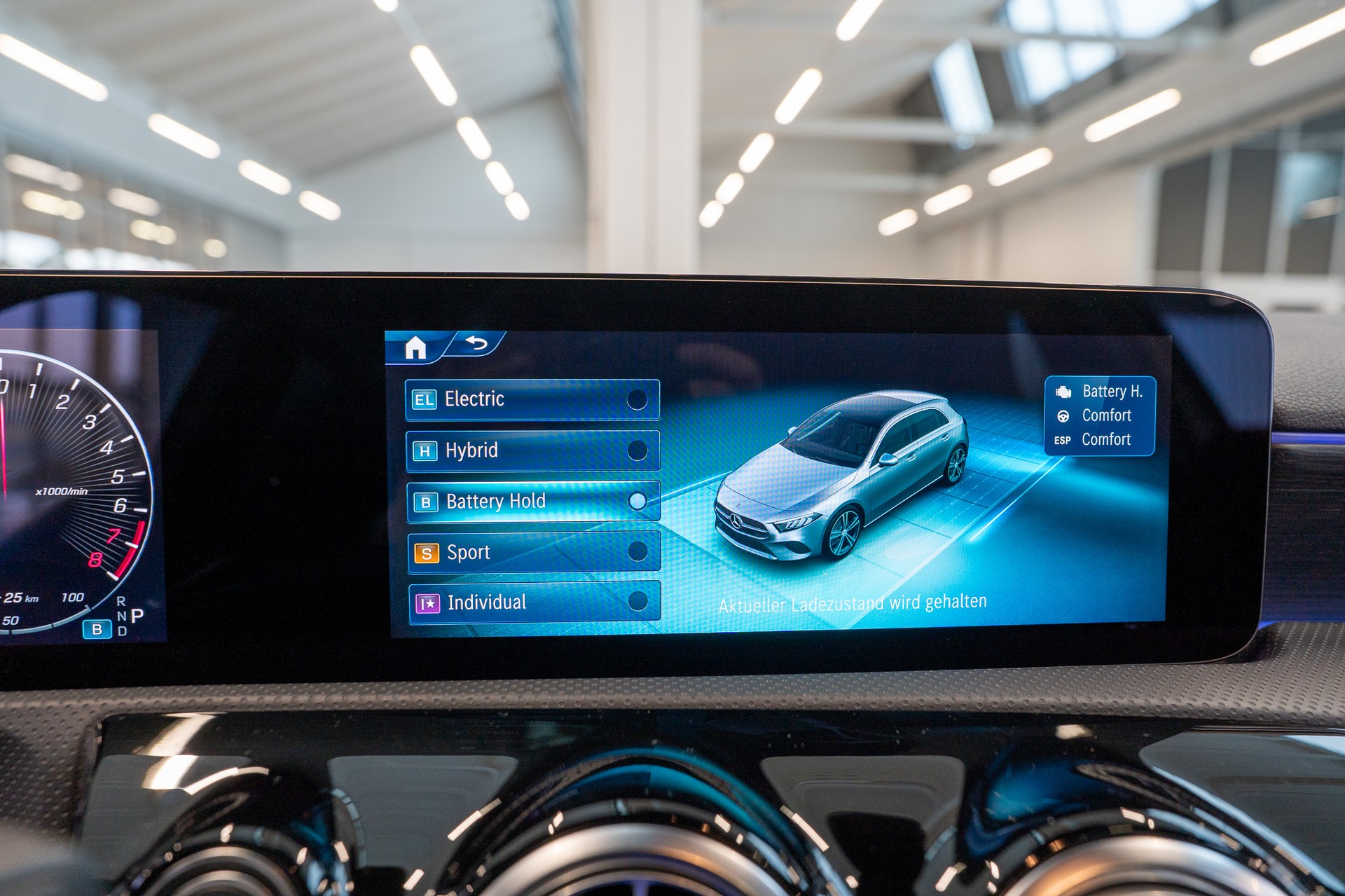 MERCEDES-BENZ A 250 e AMG Line / CH Fahrzeug / Panorama / Head-Up Display-image-22