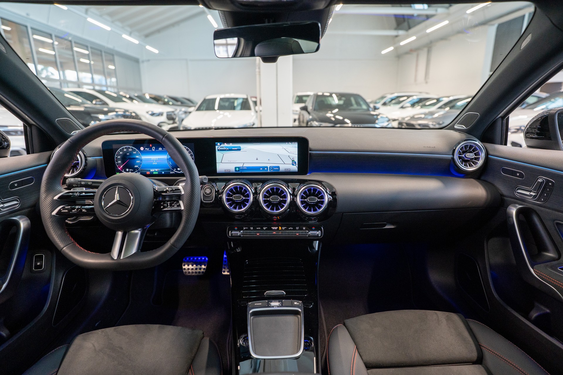 MERCEDES-BENZ A 250 e AMG Line / CH Fahrzeug / Panorama / Head-Up Display-image-16