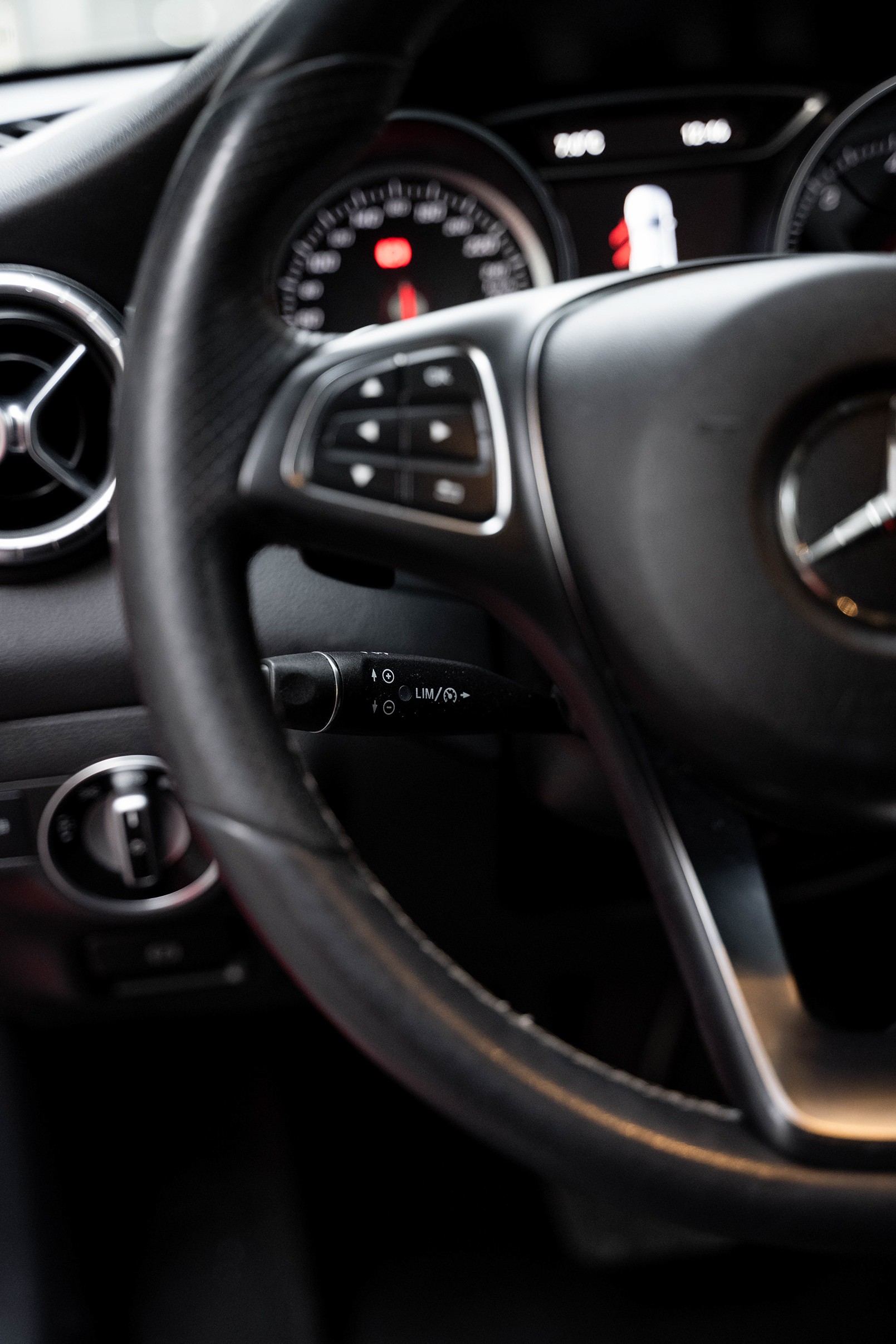 MERCEDES-BENZ CLA 200 d Night Star 7G-DCT-image-18