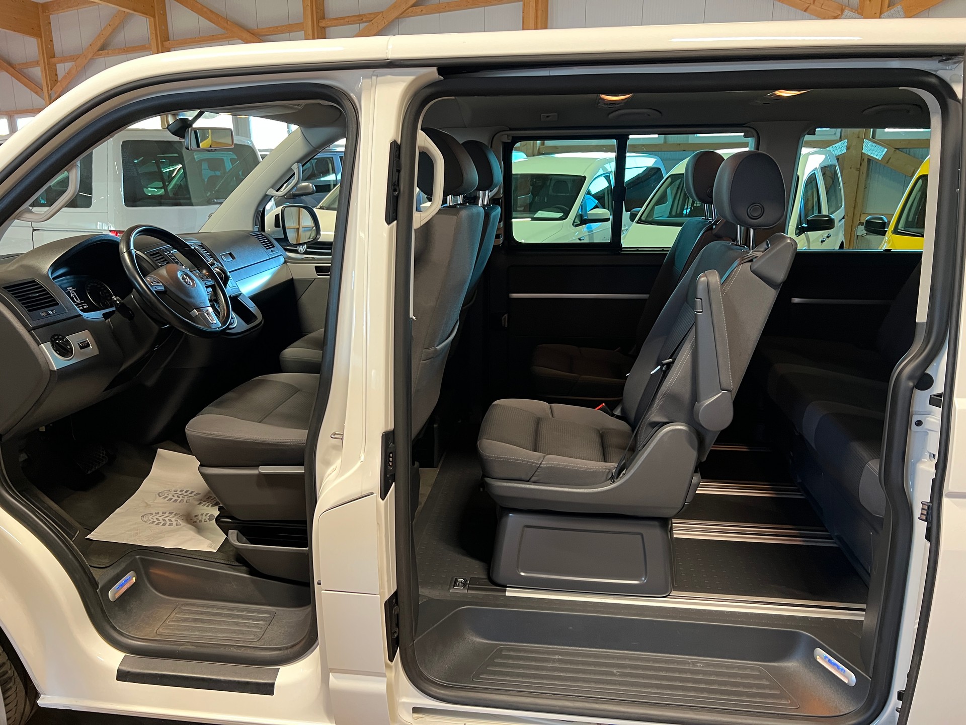VW T5 Multivan 2.0 Bi-TDI CR CL Team 4Motion DSG-image-9