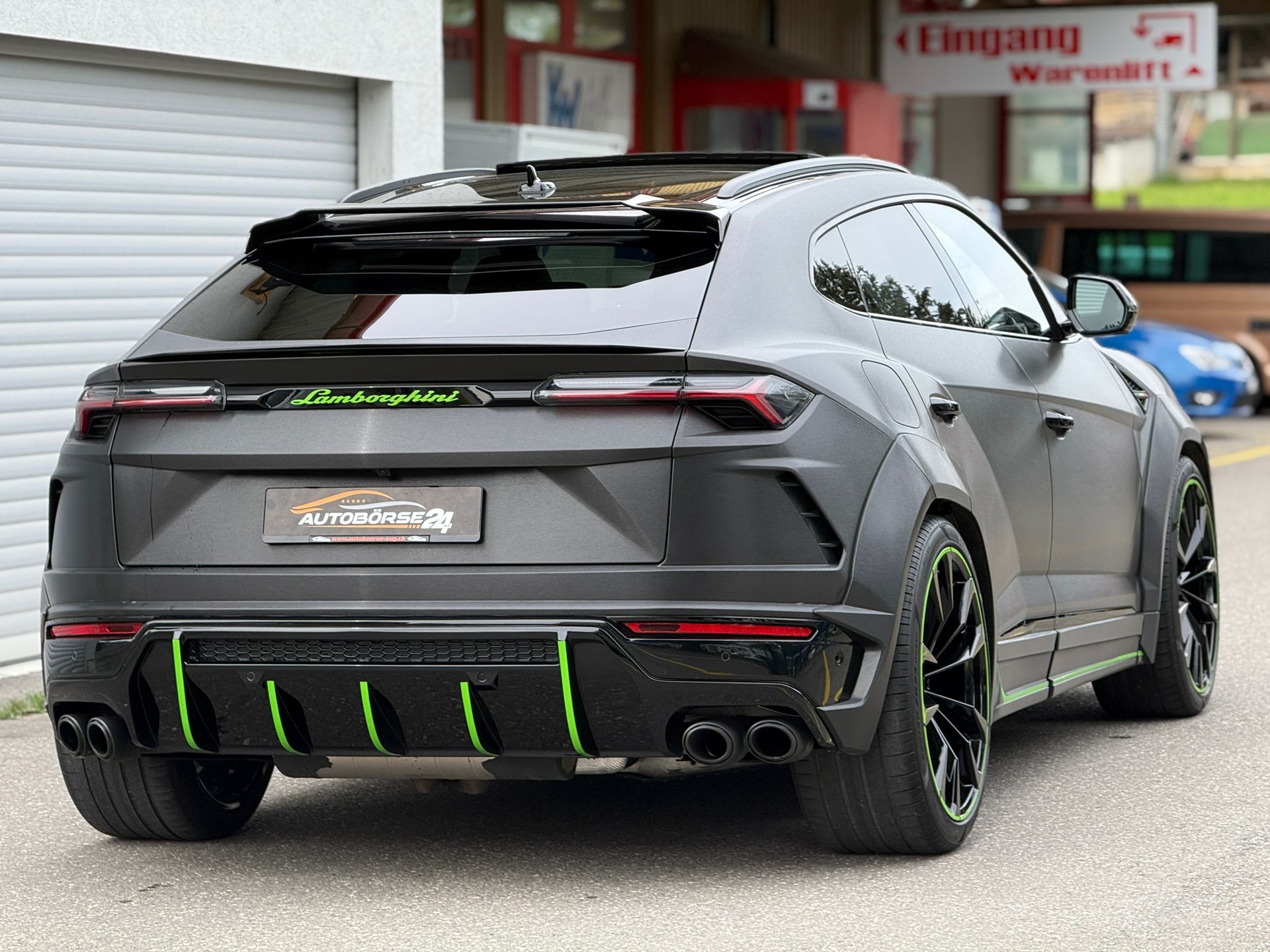 LAMBORGHINI Urus 4.0-showroom-element-3