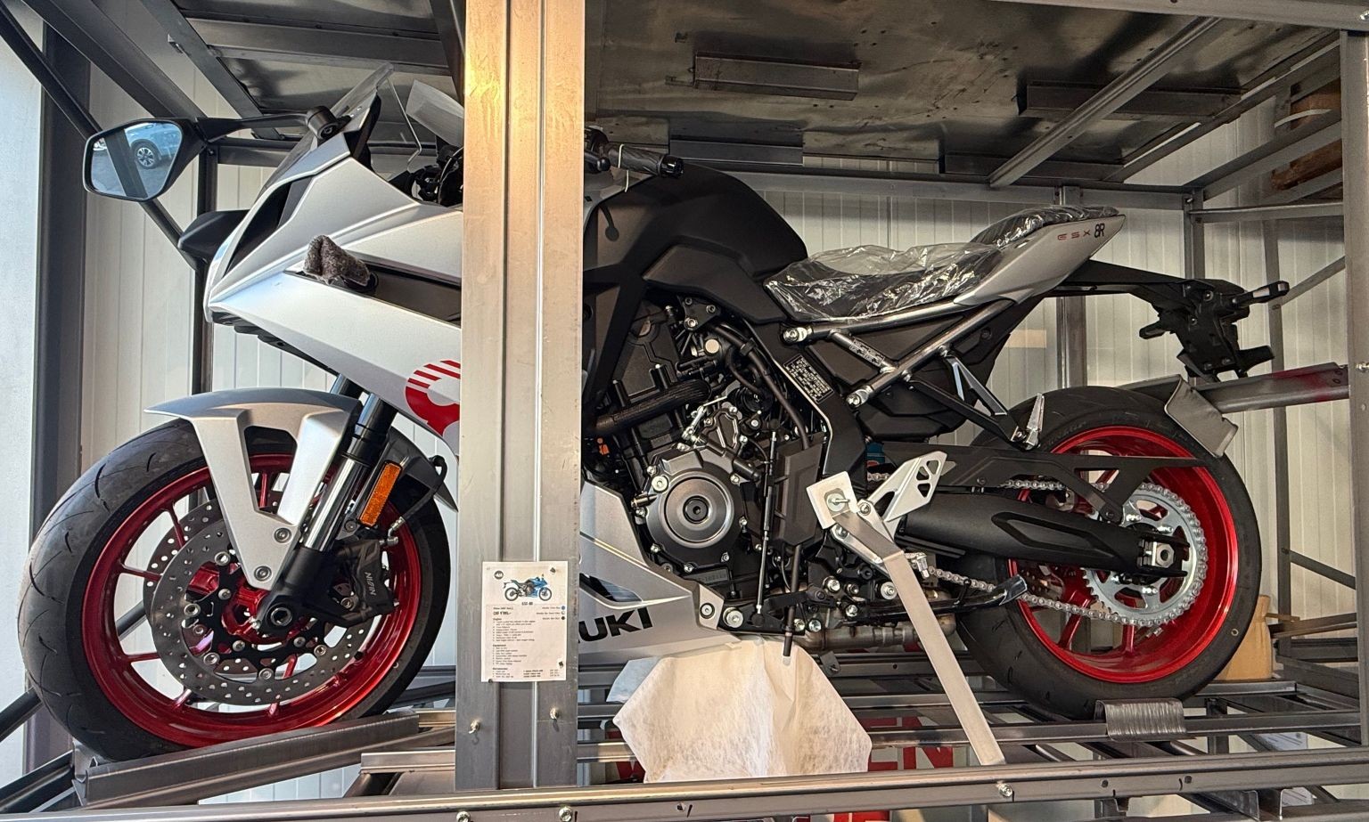 SUZUKI GSX-8R