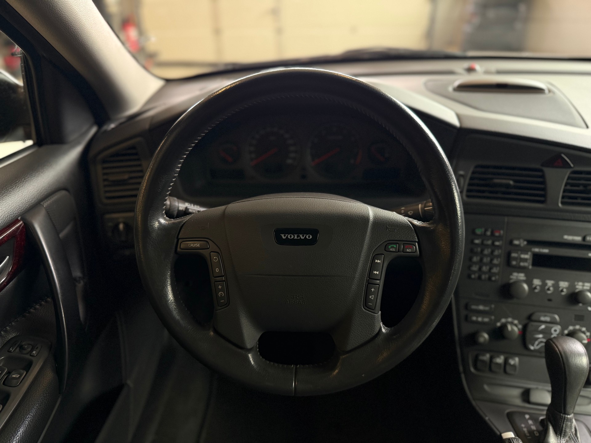 VOLVO V70 XC 2.4T AWD-image-14
