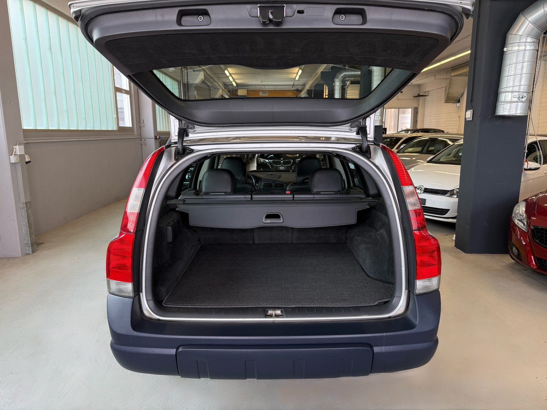 VOLVO V70 XC 2.4T AWD-image-8