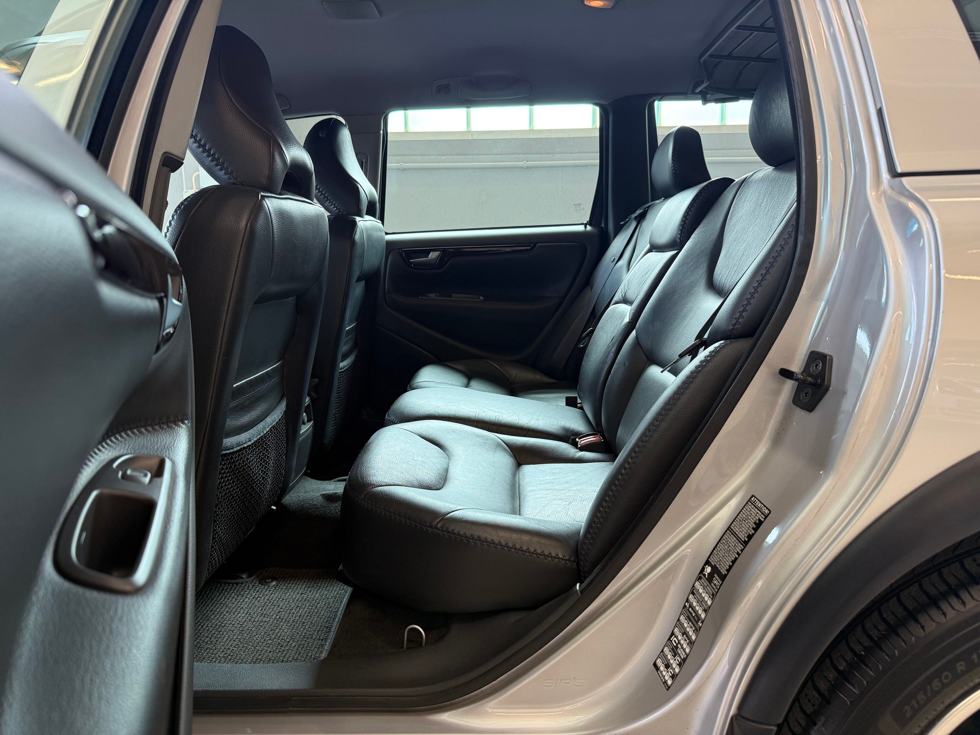 VOLVO V70 XC 2.4T AWD-image-10