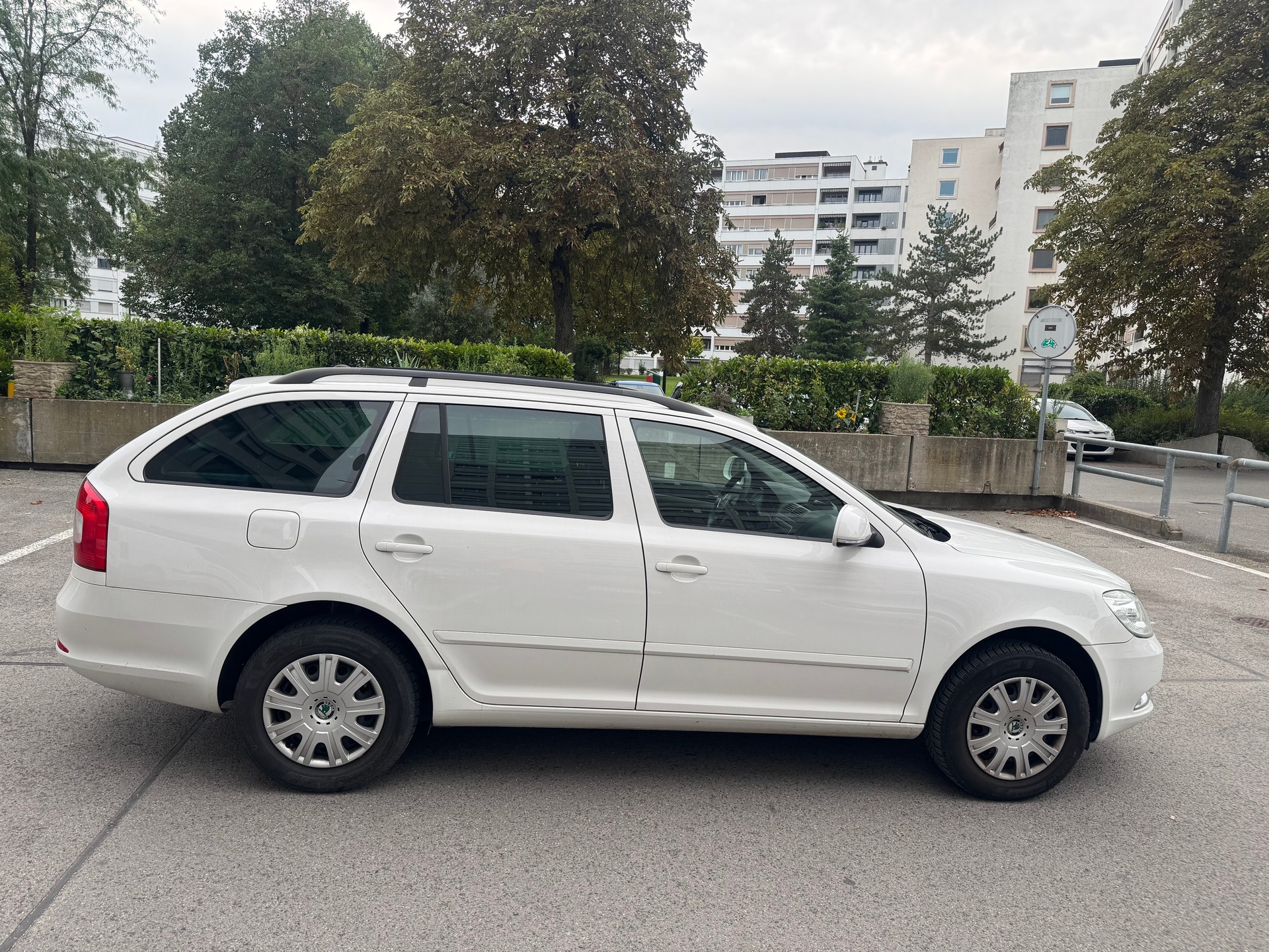 SKODA Octavia Combi 2.0 TDI Family DSG - EXPORT-image-6