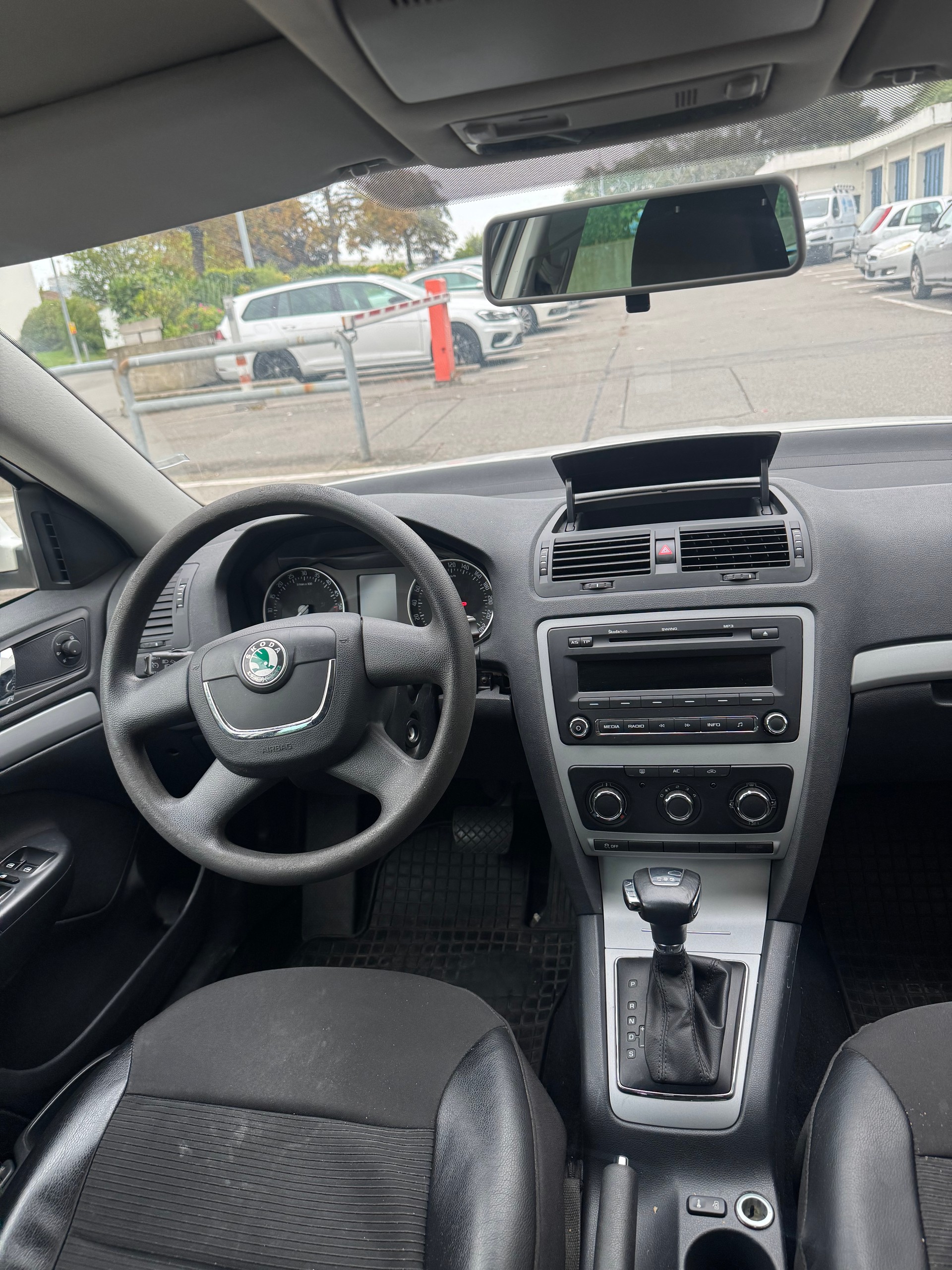 SKODA Octavia Combi 2.0 TDI Family DSG - EXPORT-image-8