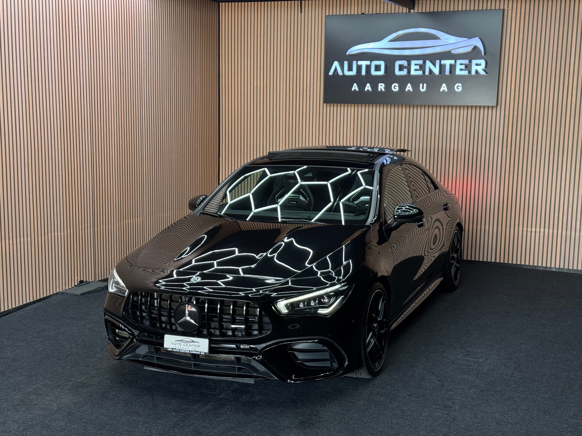 MERCEDES-BENZ CLA 45 S AMG 4matic+ | 1 Jahr Garantie | Panorama | *ab CHF 319.-/ Monat*-showroom-element-2