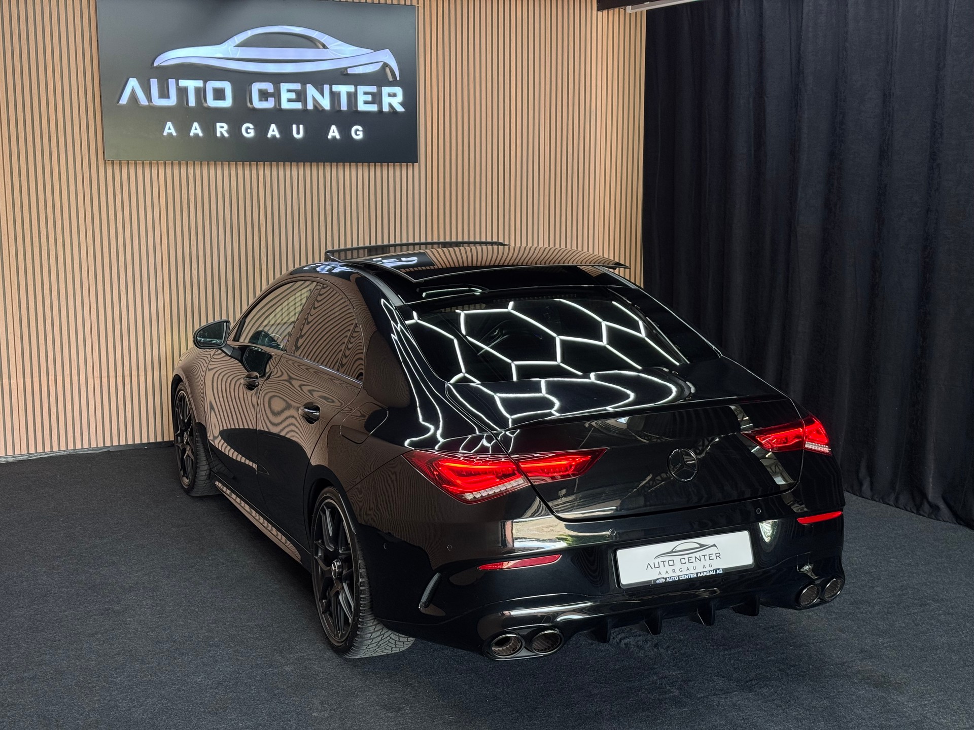 MERCEDES-BENZ CLA 45 S AMG 4matic+ | 1 Jahr Garantie | Panorama | *ab CHF 319.-/ Monat*-showroom-element-3