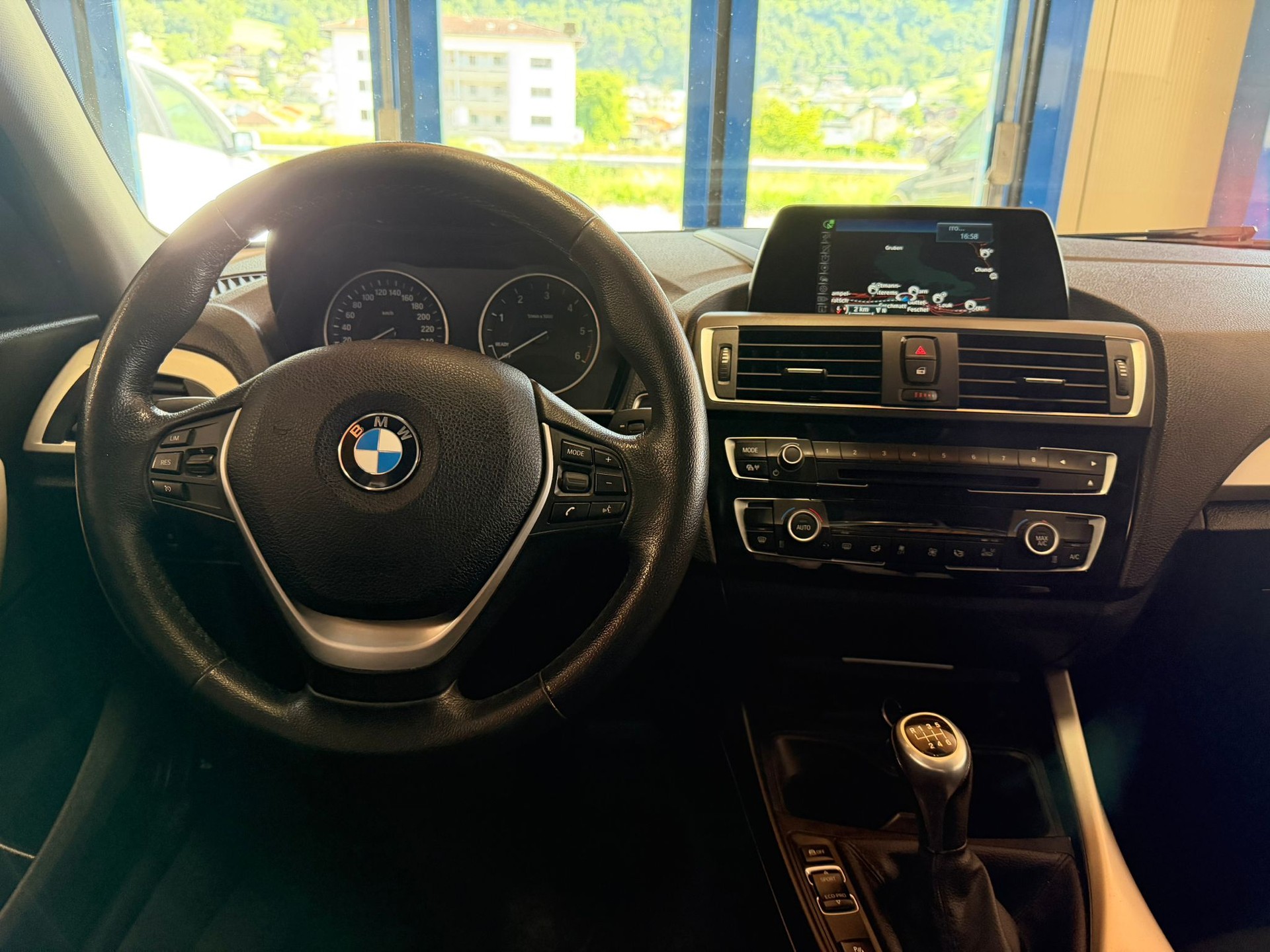 BMW 118d xDrive-image-16