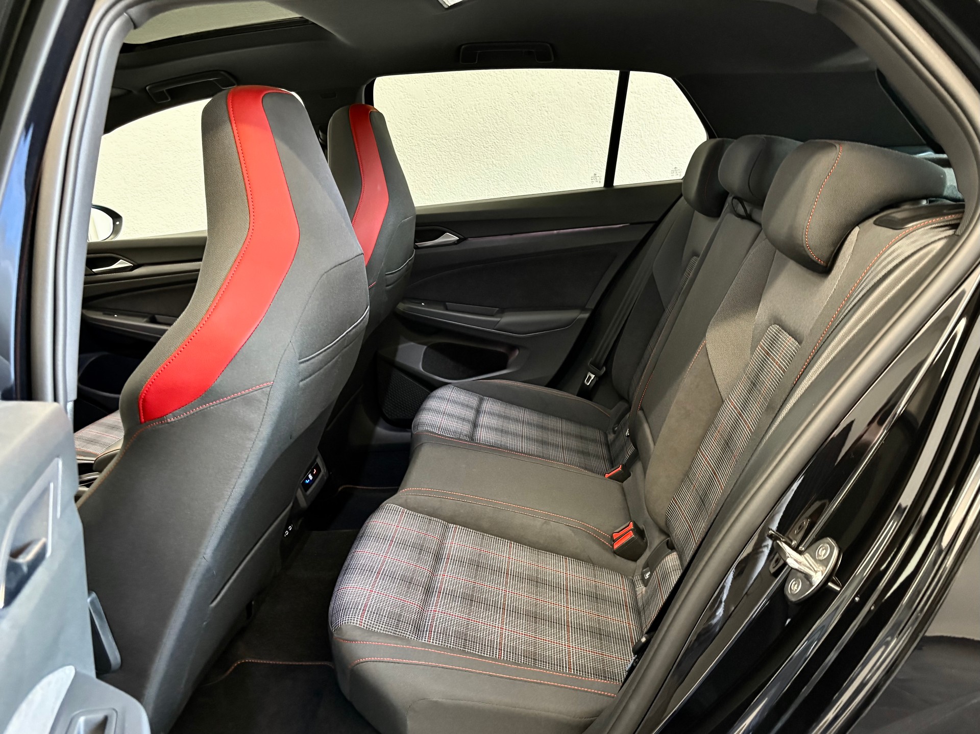 VW Golf 2.0 TSI GTI DSG "ALL BLACK"-image-24