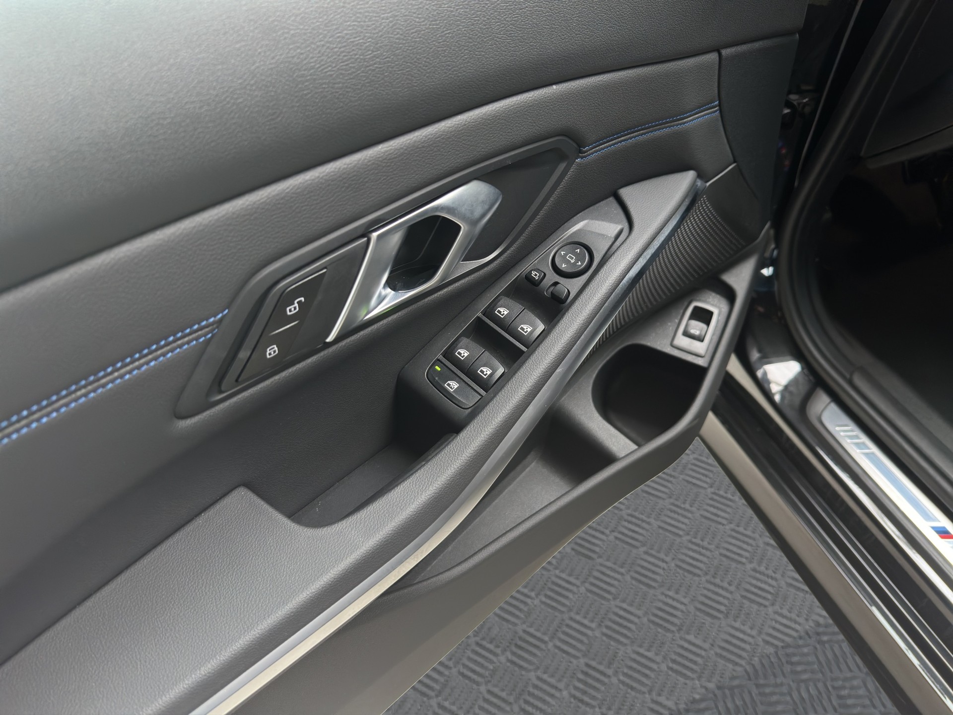 BMW 330i Touring xDrive Steptronic M Sport-image-7
