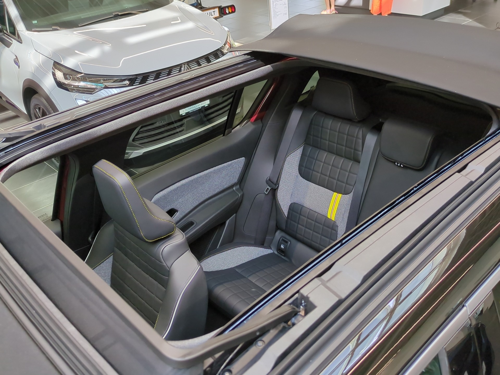 RENAULT R4 E-Tech Comfort Range 52 kWh Iconic-image-6
