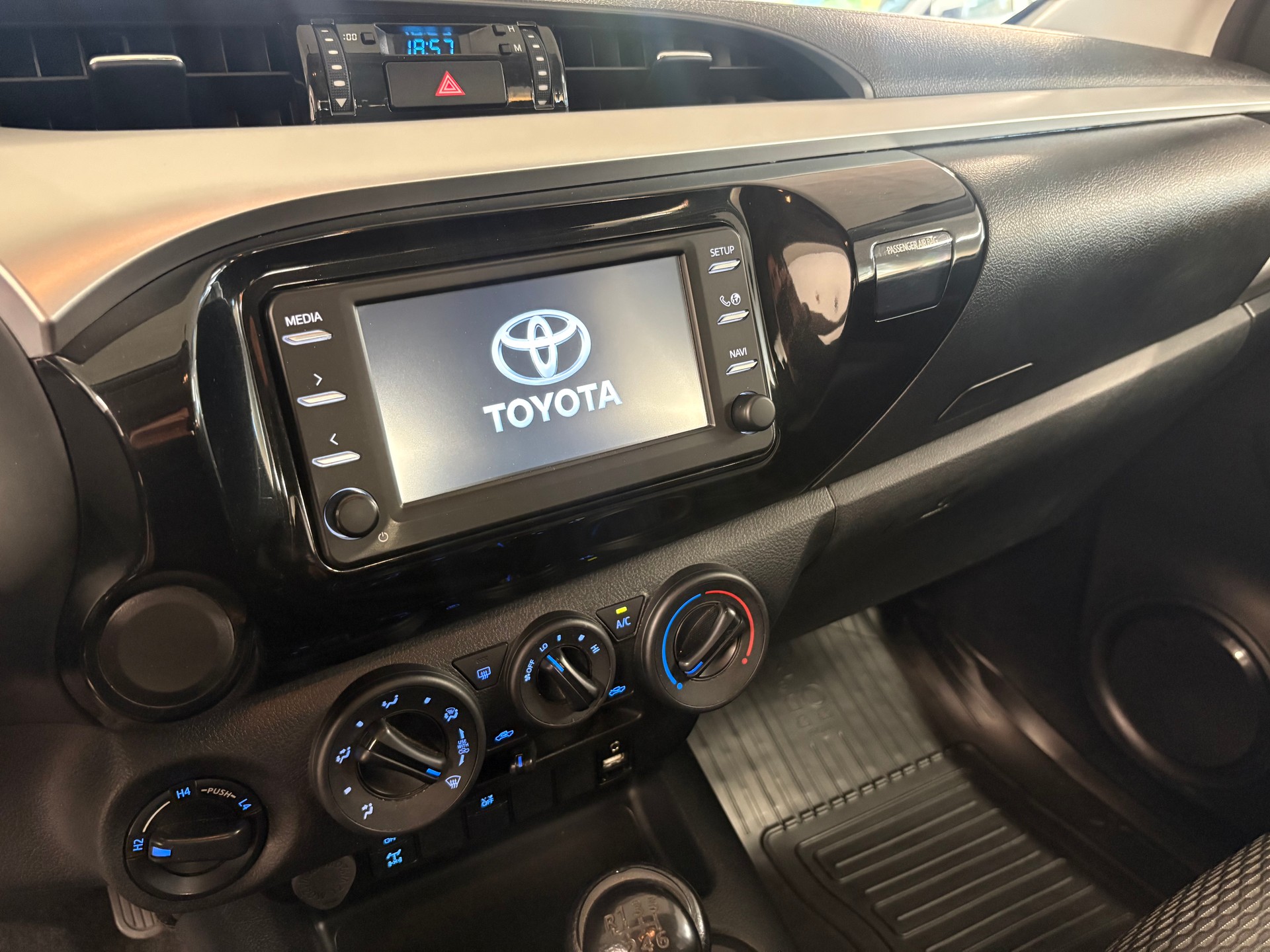 TOYOTA Hilux 2.4D-4D Comfort Double Cab 4x4-image-11