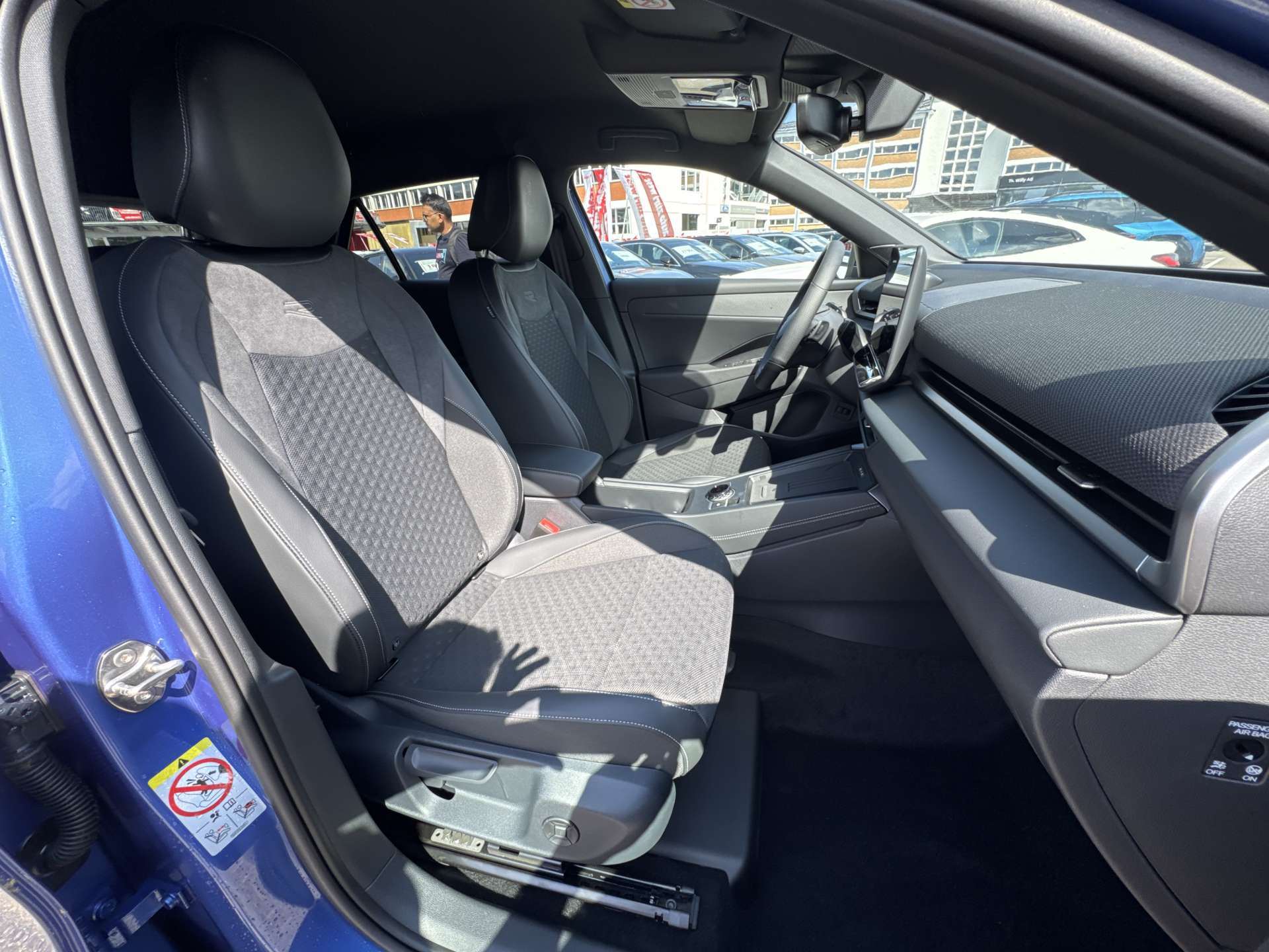 VW T-Roc 1.5 eTSi mHEV R-Line DSG-Automat-image-11