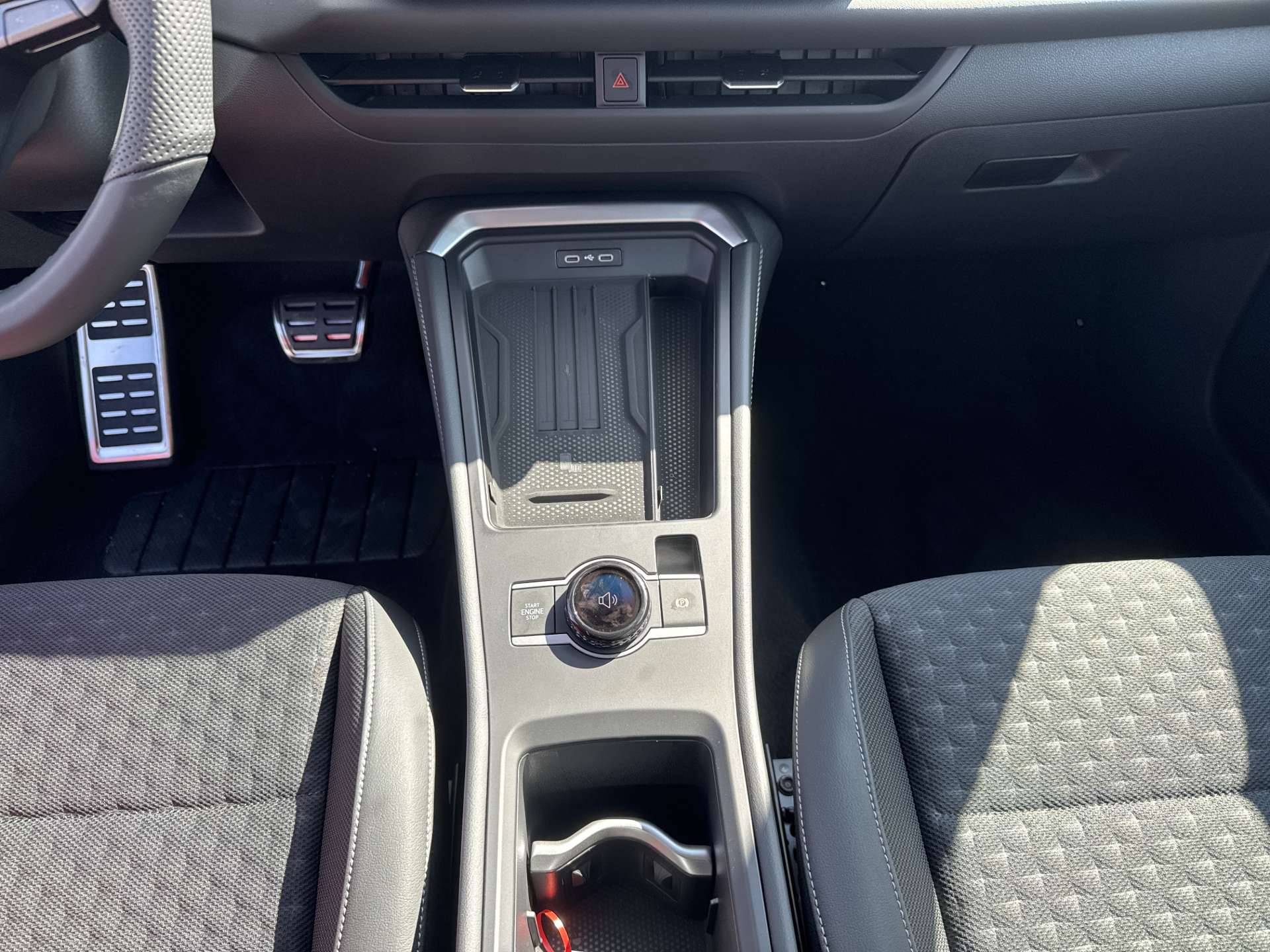 VW T-Roc 1.5 eTSi mHEV R-Line DSG-Automat-image-10