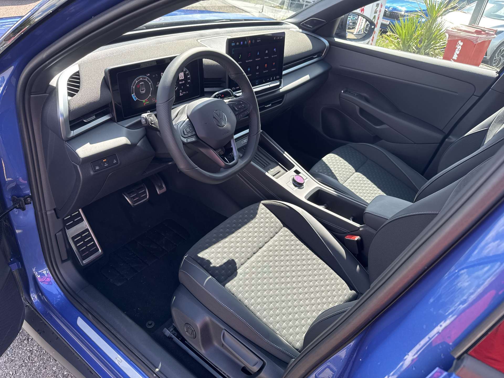 VW T-Roc 1.5 eTSi mHEV R-Line DSG-Automat-image-4