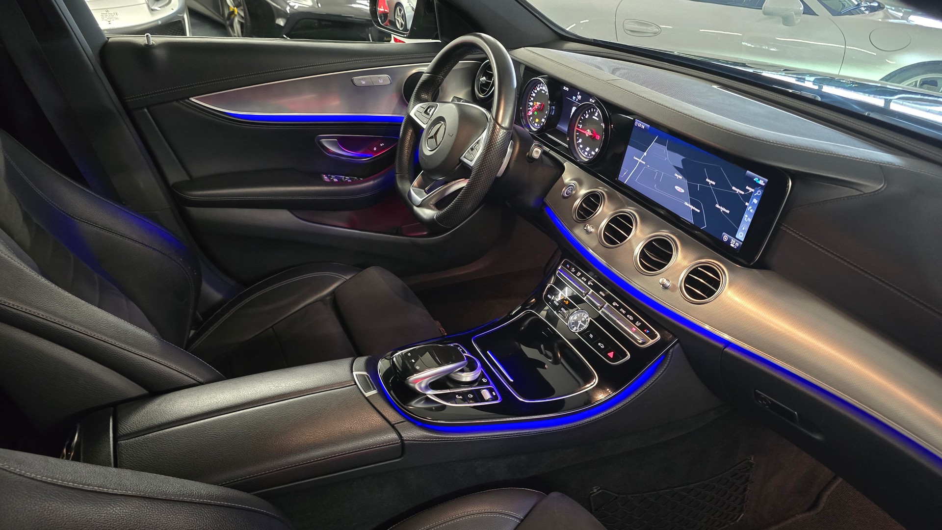 MERCEDES-BENZ E 220 d AMG Line 4Matic 9G-Tronic-image-21