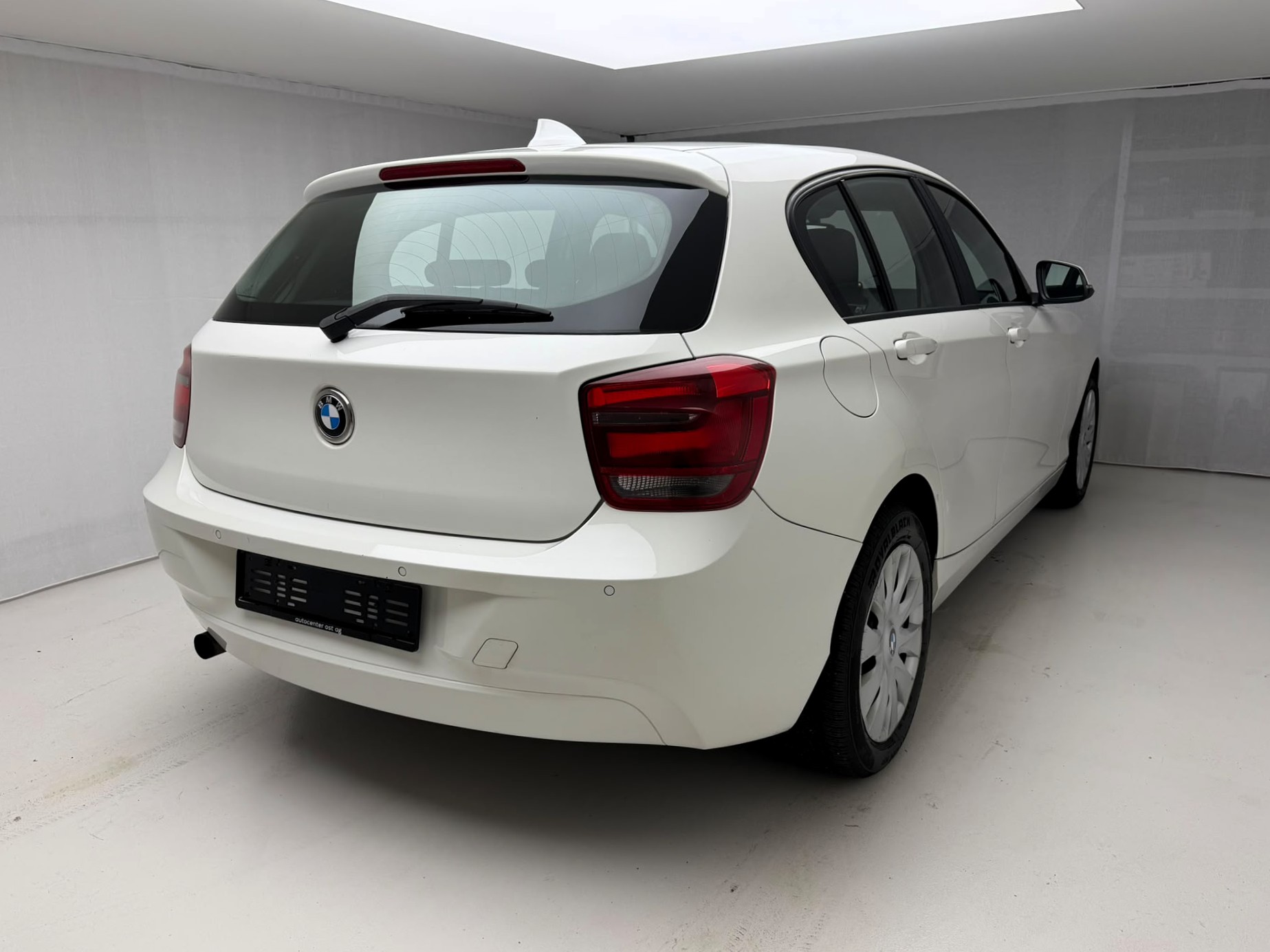 BMW 114i Business-showroom-element-2