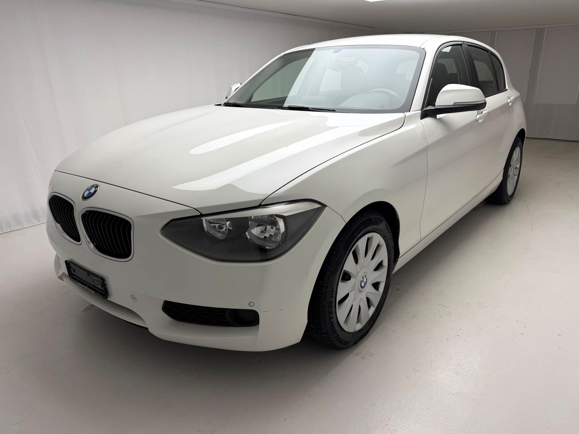 BMW 114i Business-showroom-element-1