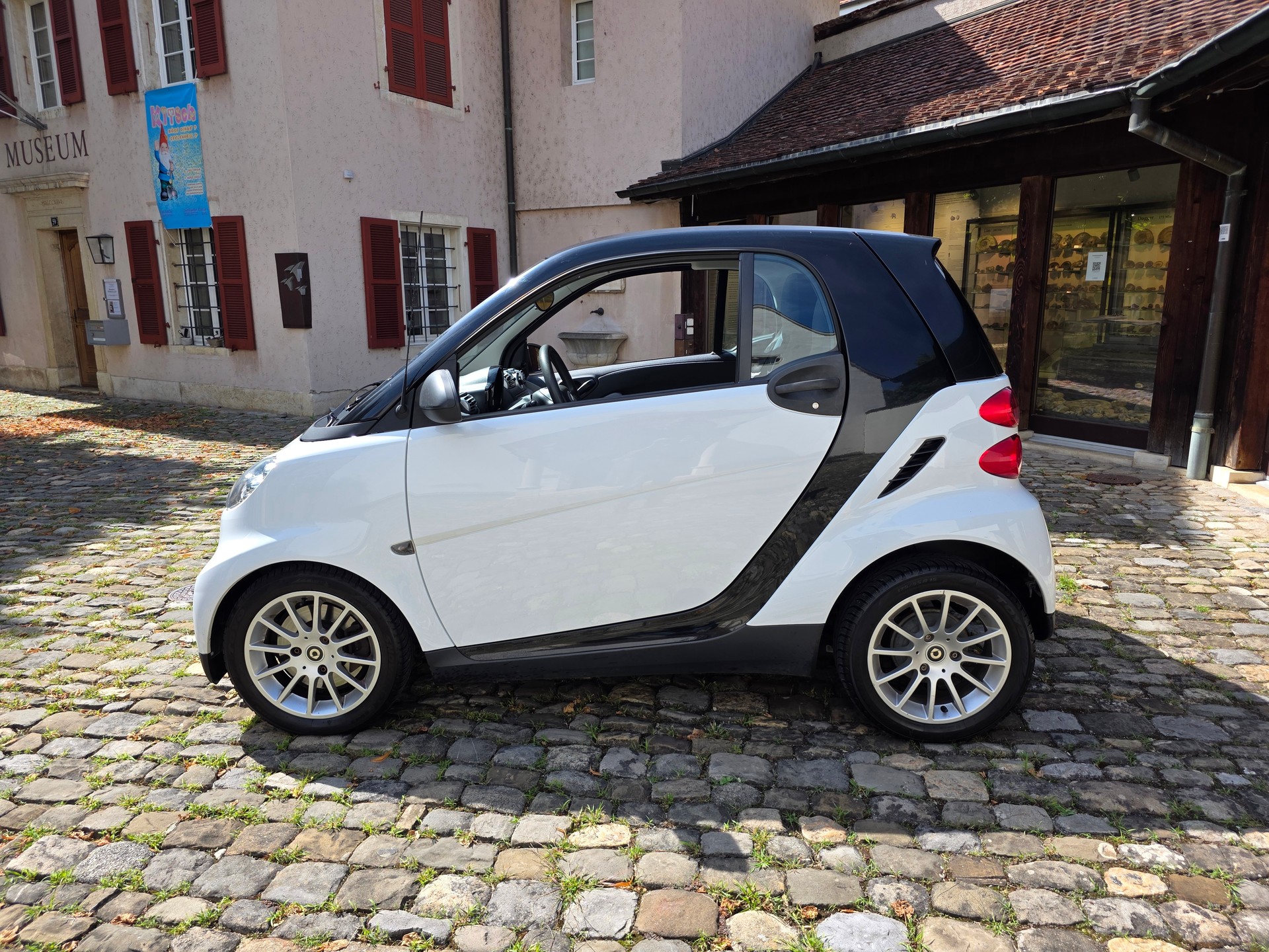 SMART fortwo black & white limited mhd softouch-image-4
