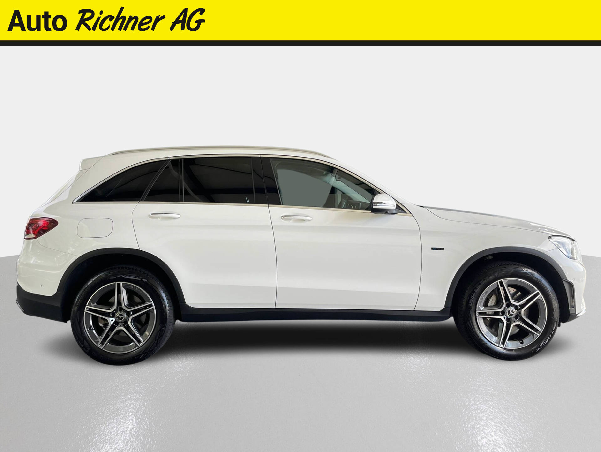MERCEDES-BENZ GLC 300 e AMG Line 4m-showroom-element-2