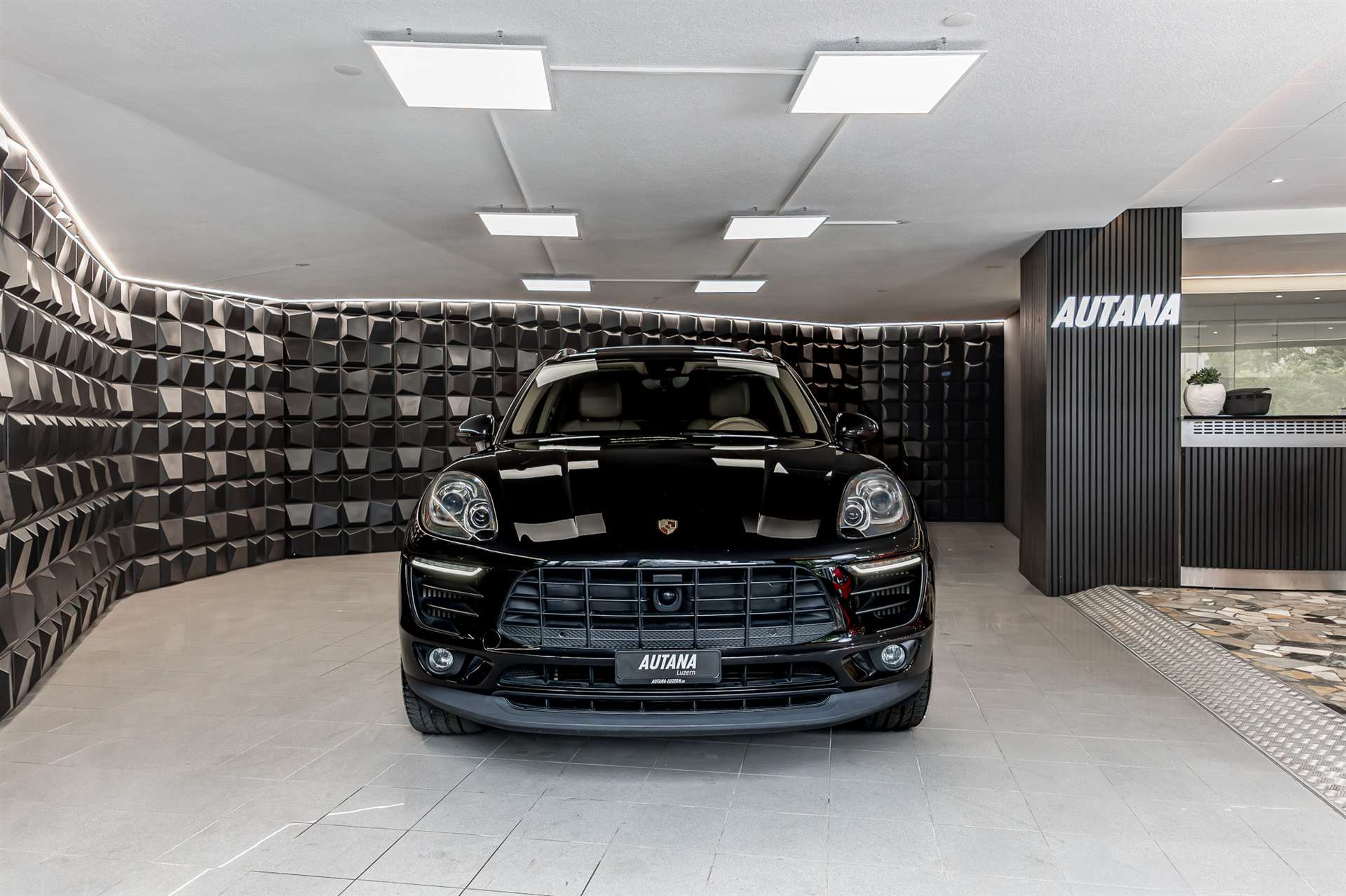 PORSCHE Macan S PDK-showroom-element-3