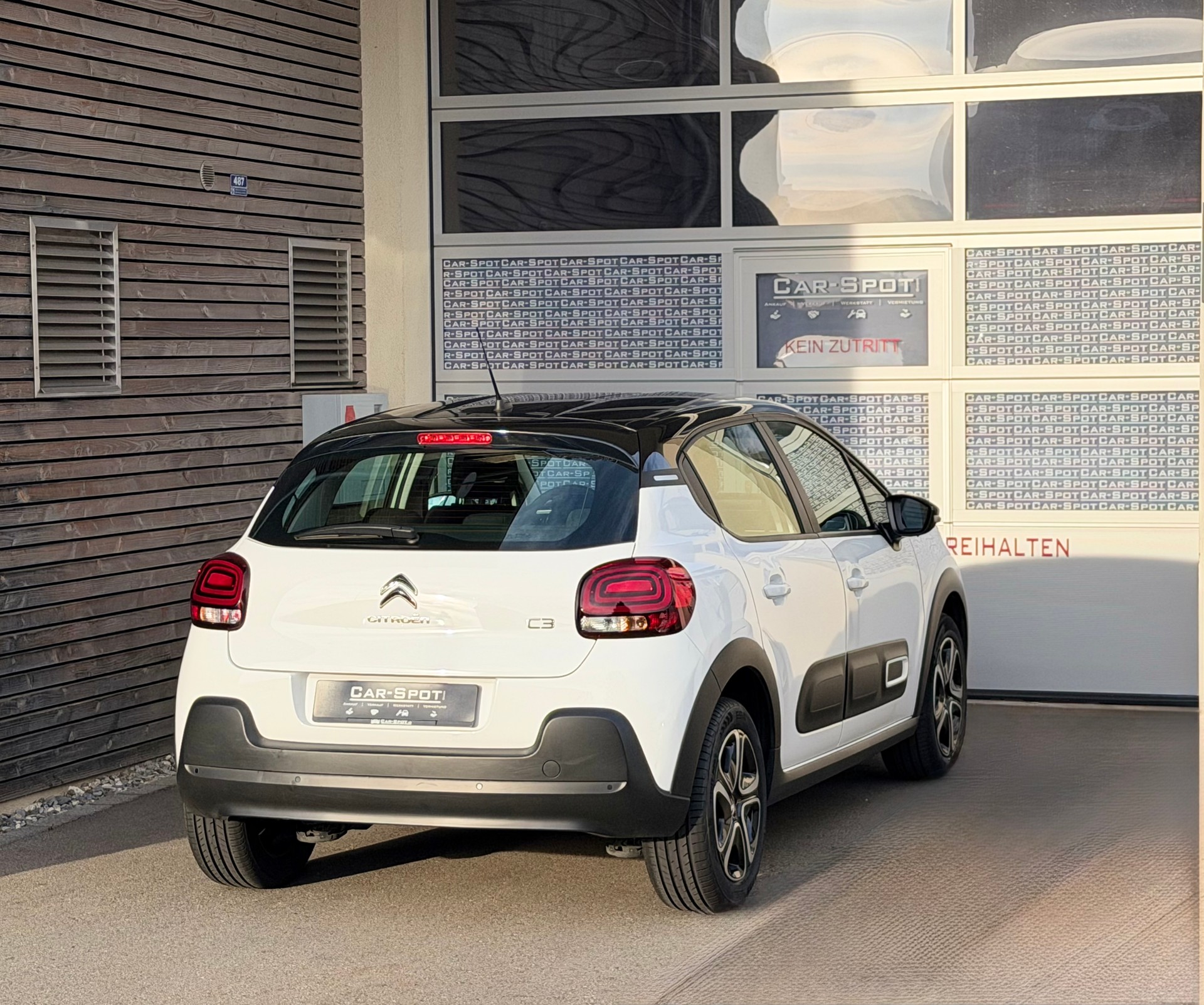 CITROEN C3 1.2i PureTech Swiss Edition EAT6-showroom-element-3