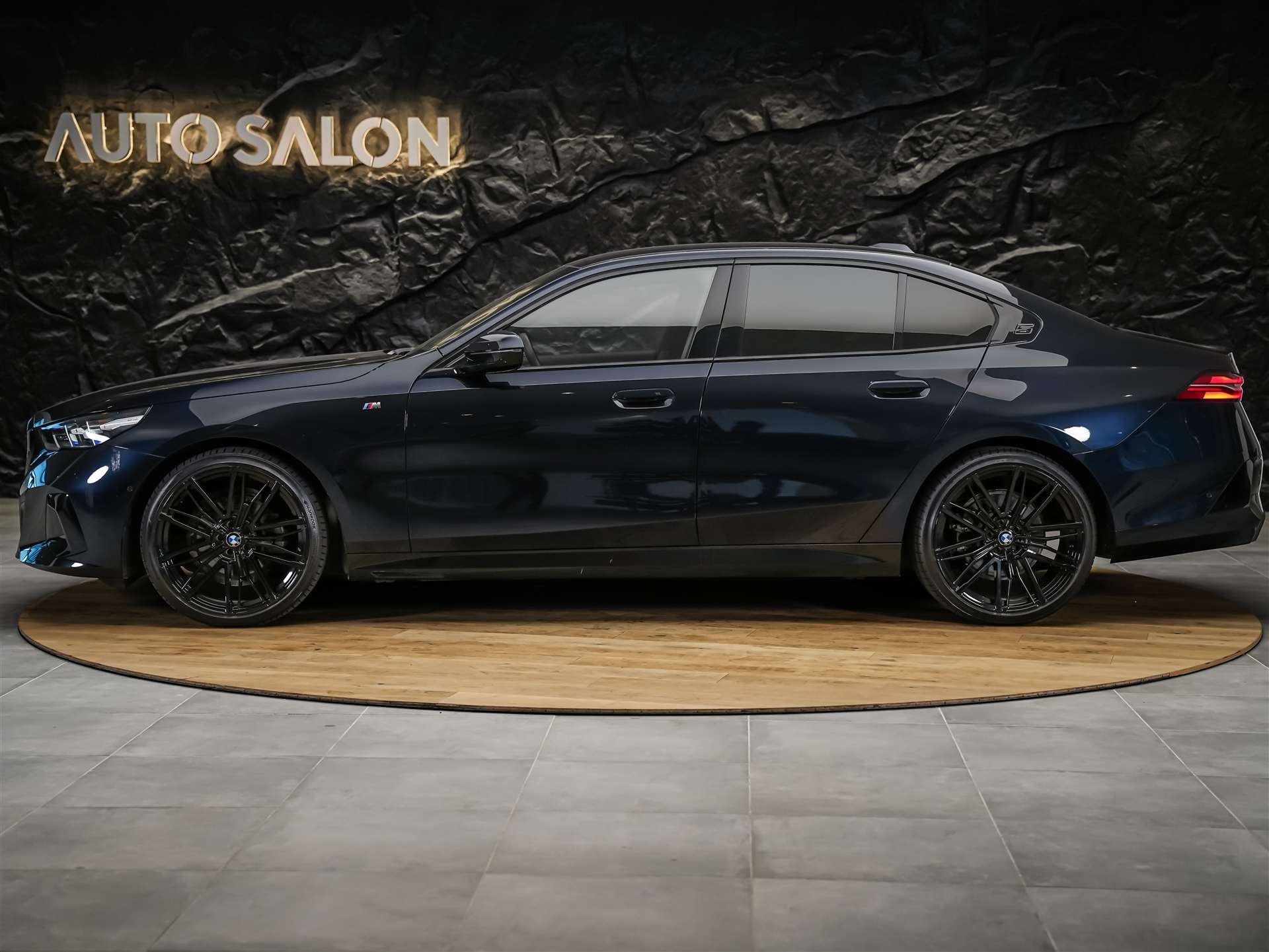 BMW 520i M Sport Steptronic *ICONIC GLOW*Sitzbelüftung*Head-Up*21"Felgen*Werksgarantie*Harman/Kardon-showroom-element-2
