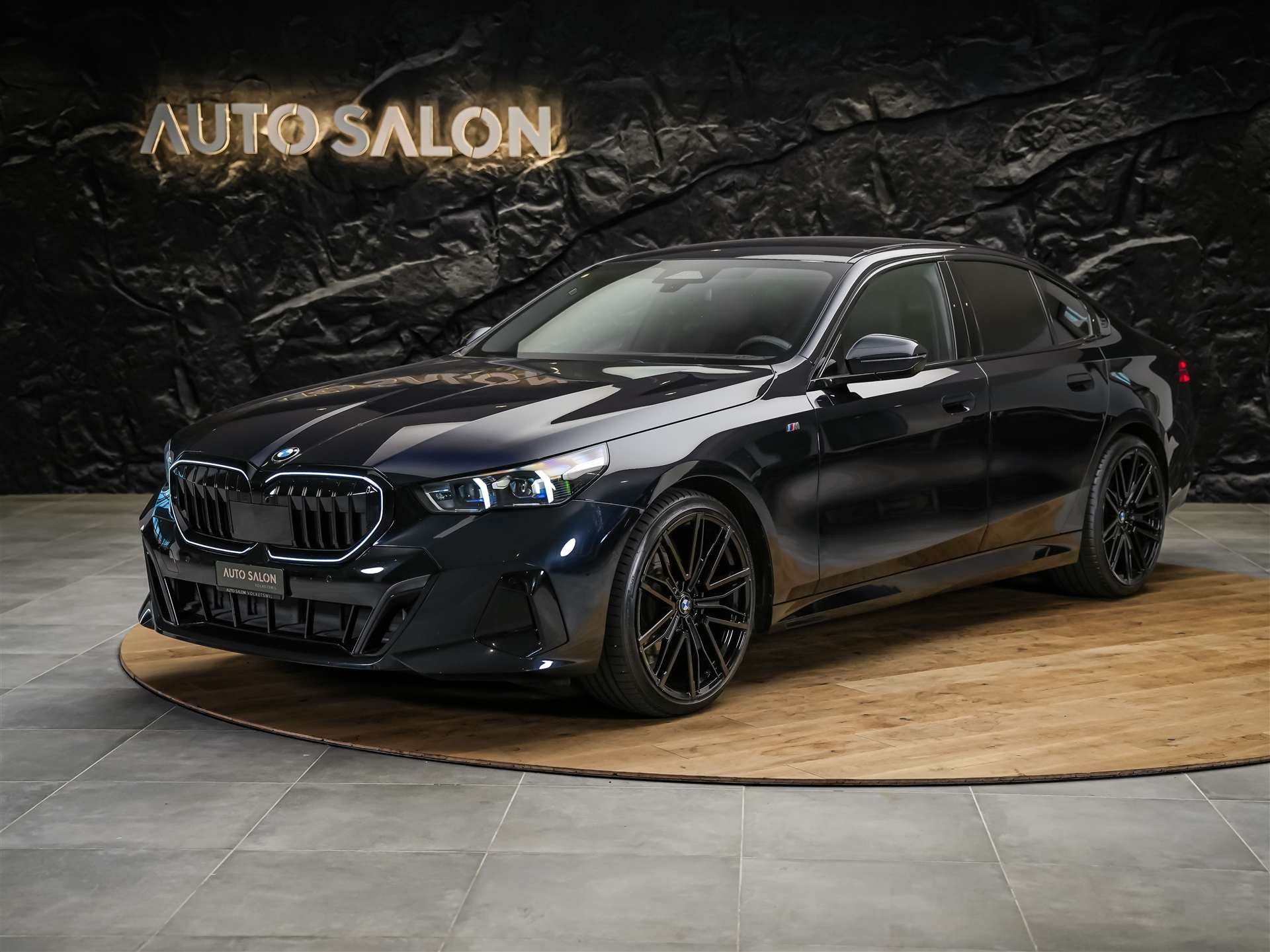 BMW 520i M Sport Steptronic *ICONIC GLOW*Sitzbelüftung*Head-Up*21"Felgen*Werksgarantie*Harman/Kardon-showroom-element-1