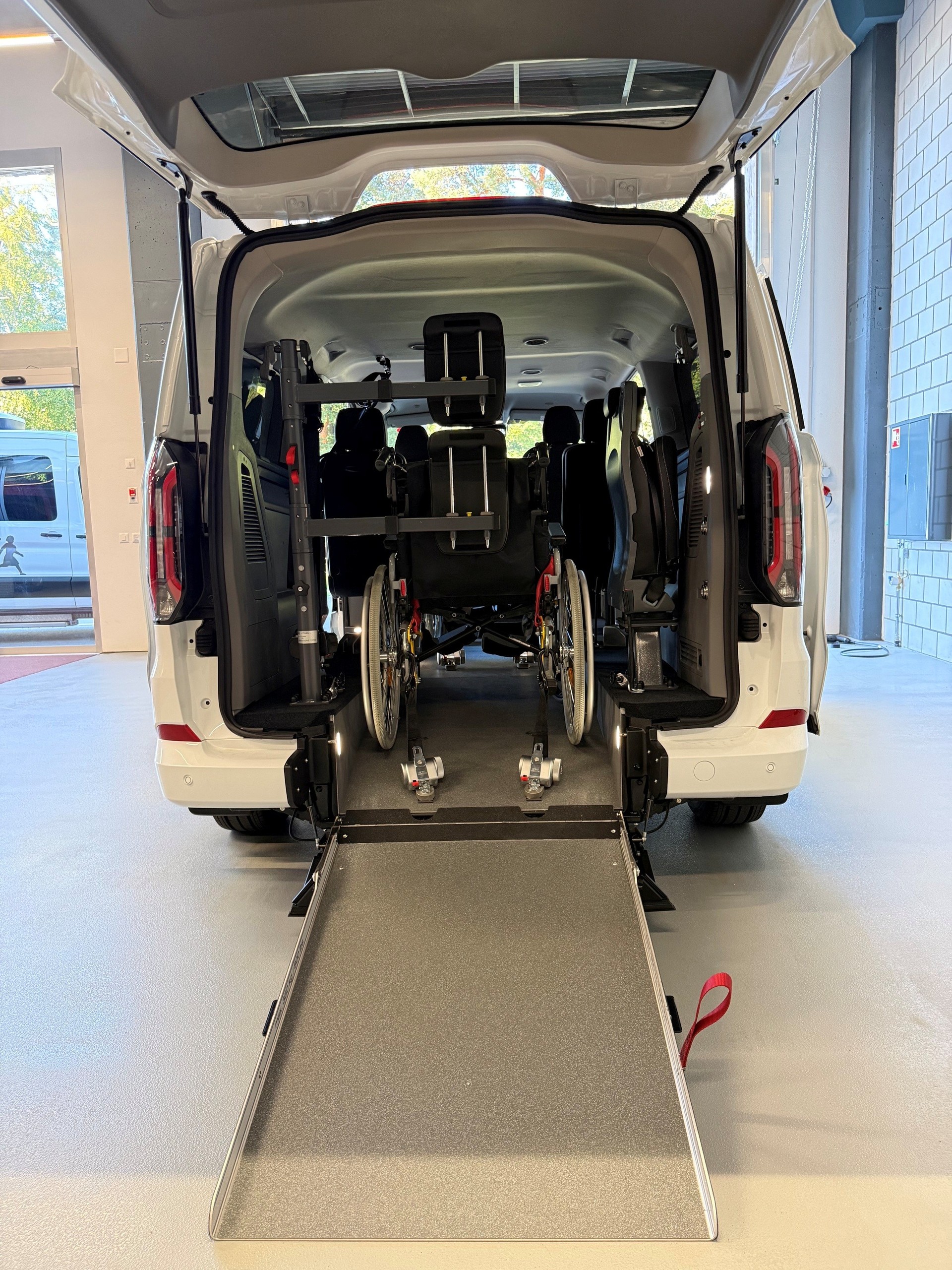 FORD Transit Custom Combi PHEV 320 L2H1 Limited Automat Einzigartig! 2 Rollstühle gleichzeitig!-image-9