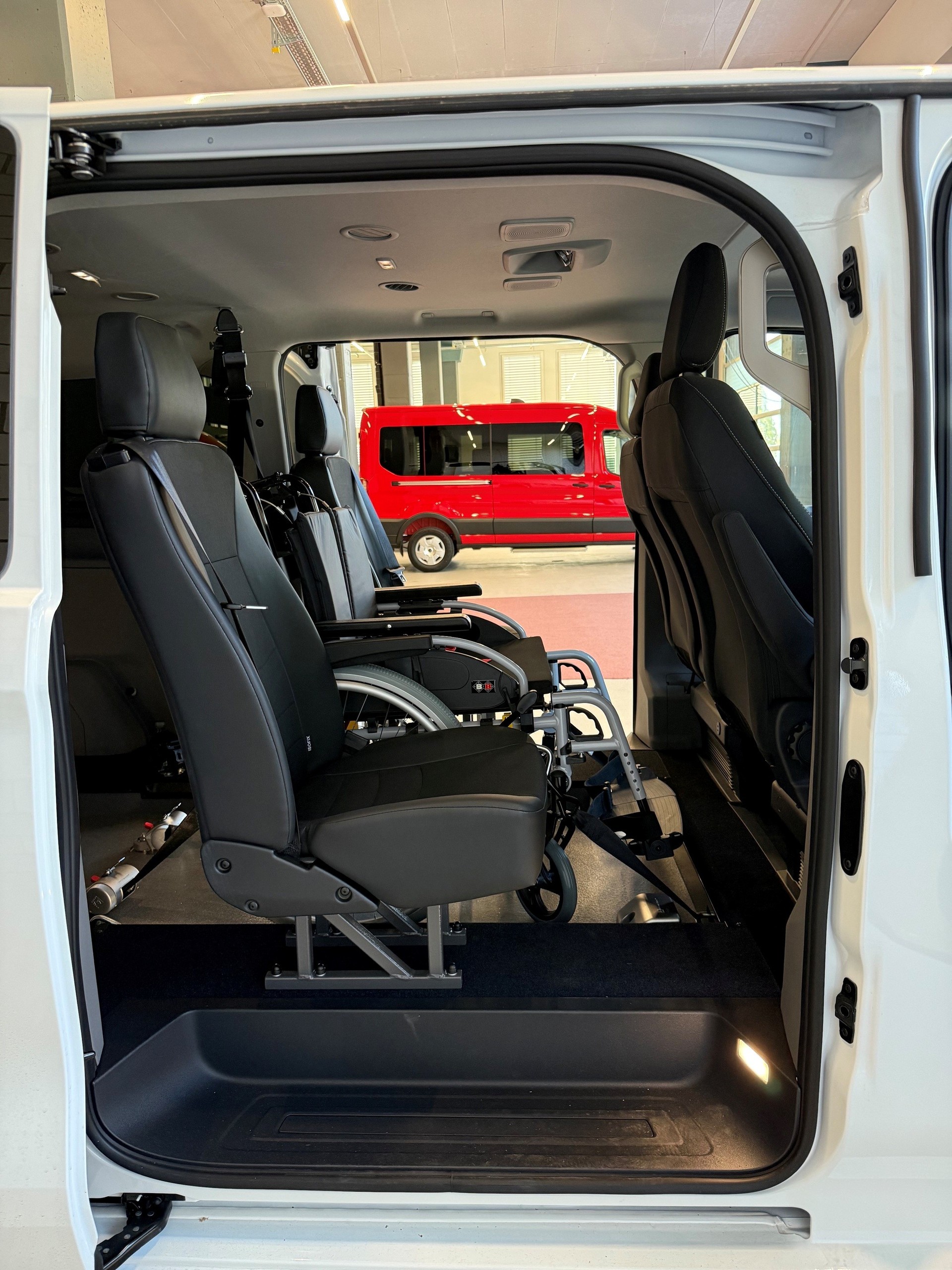 FORD Transit Custom Combi PHEV 320 L2H1 Limited Automat Einzigartig! 2 Rollstühle gleichzeitig!-showroom-element-2