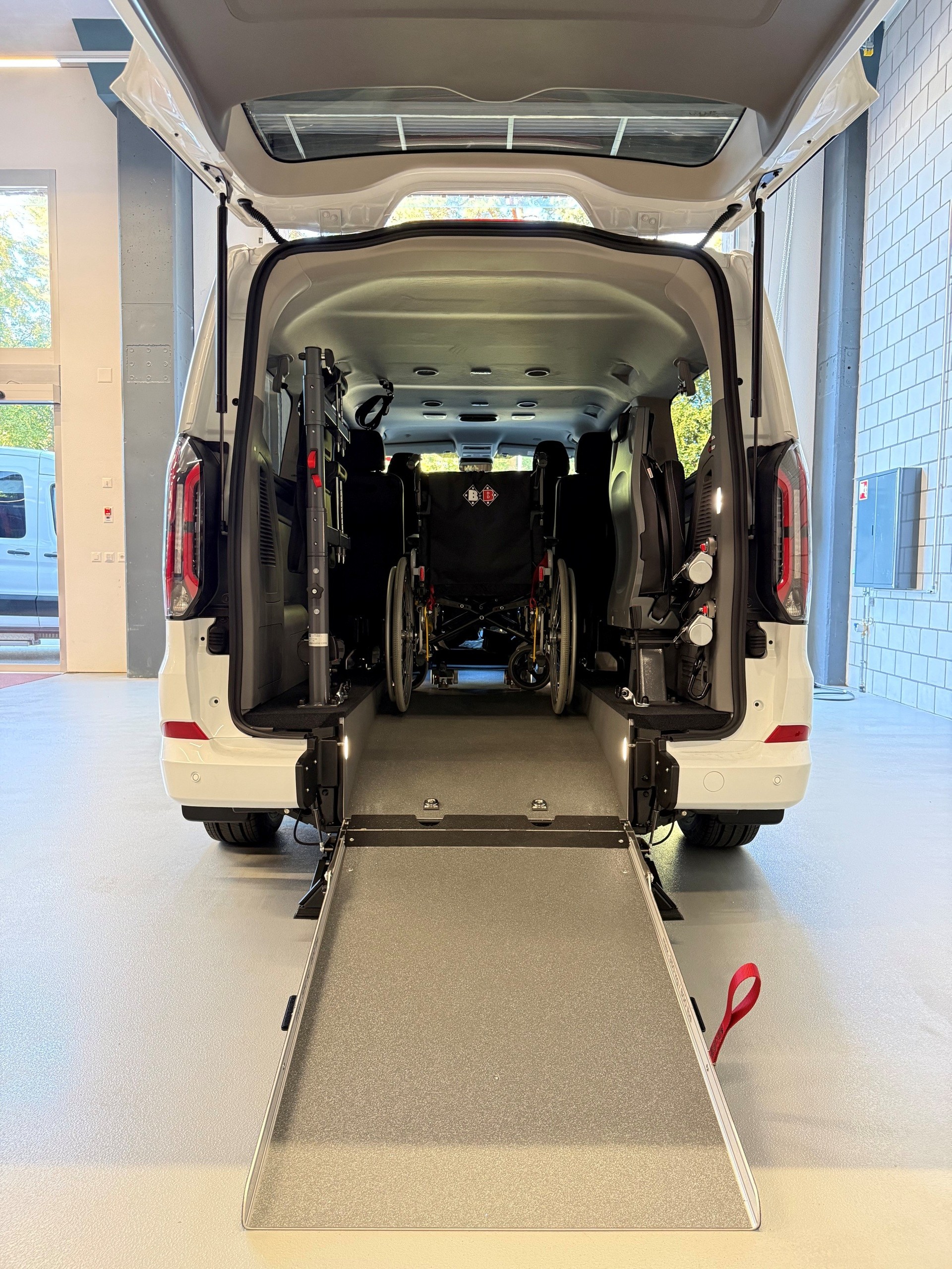 FORD Transit Custom Combi PHEV 320 L2H1 Limited Automat Einzigartig! 2 Rollstühle gleichzeitig!-image-8