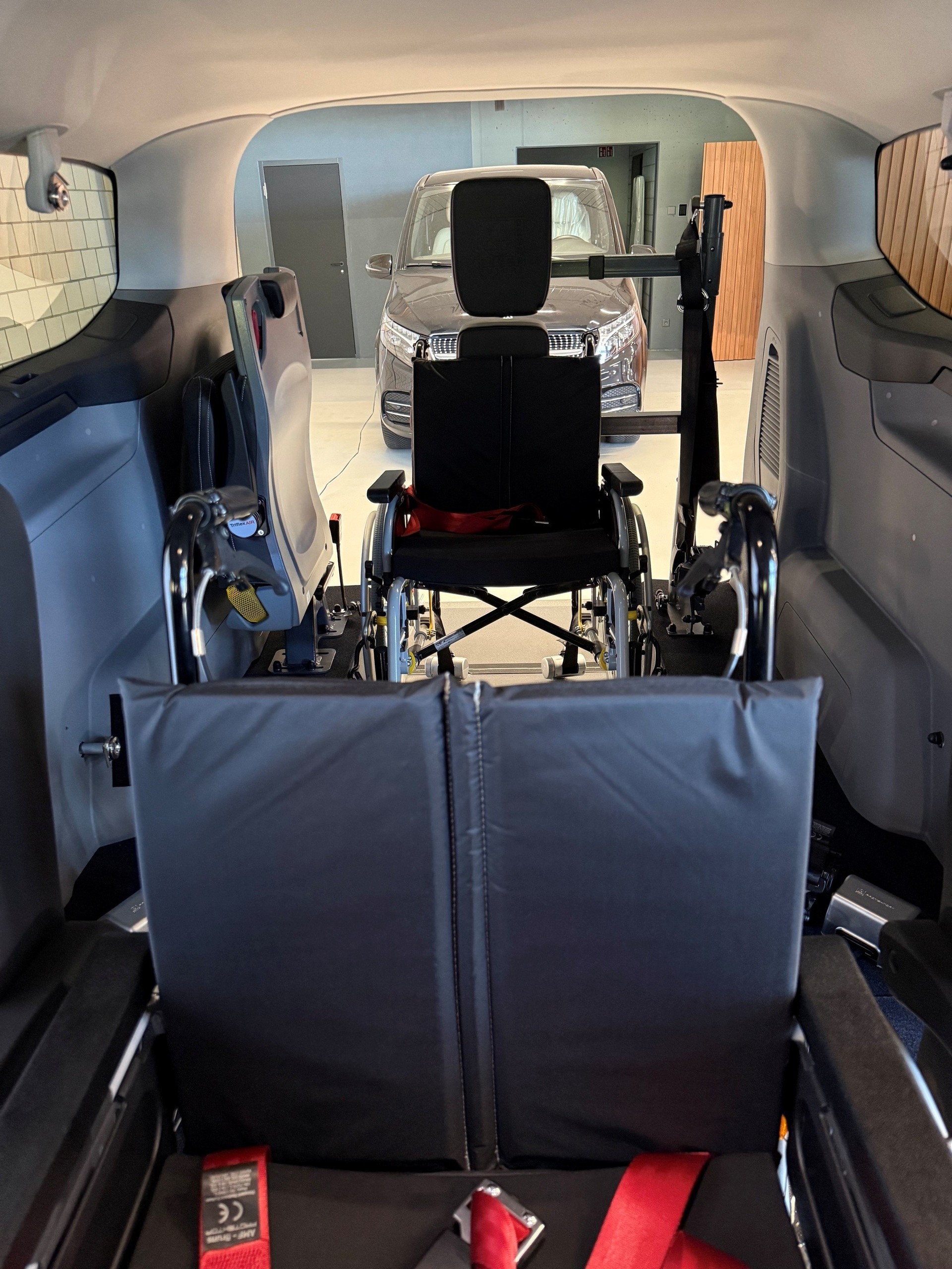 FORD Transit Custom Combi PHEV 320 L2H1 Limited Automat Einzigartig! 2 Rollstühle gleichzeitig!-image-5