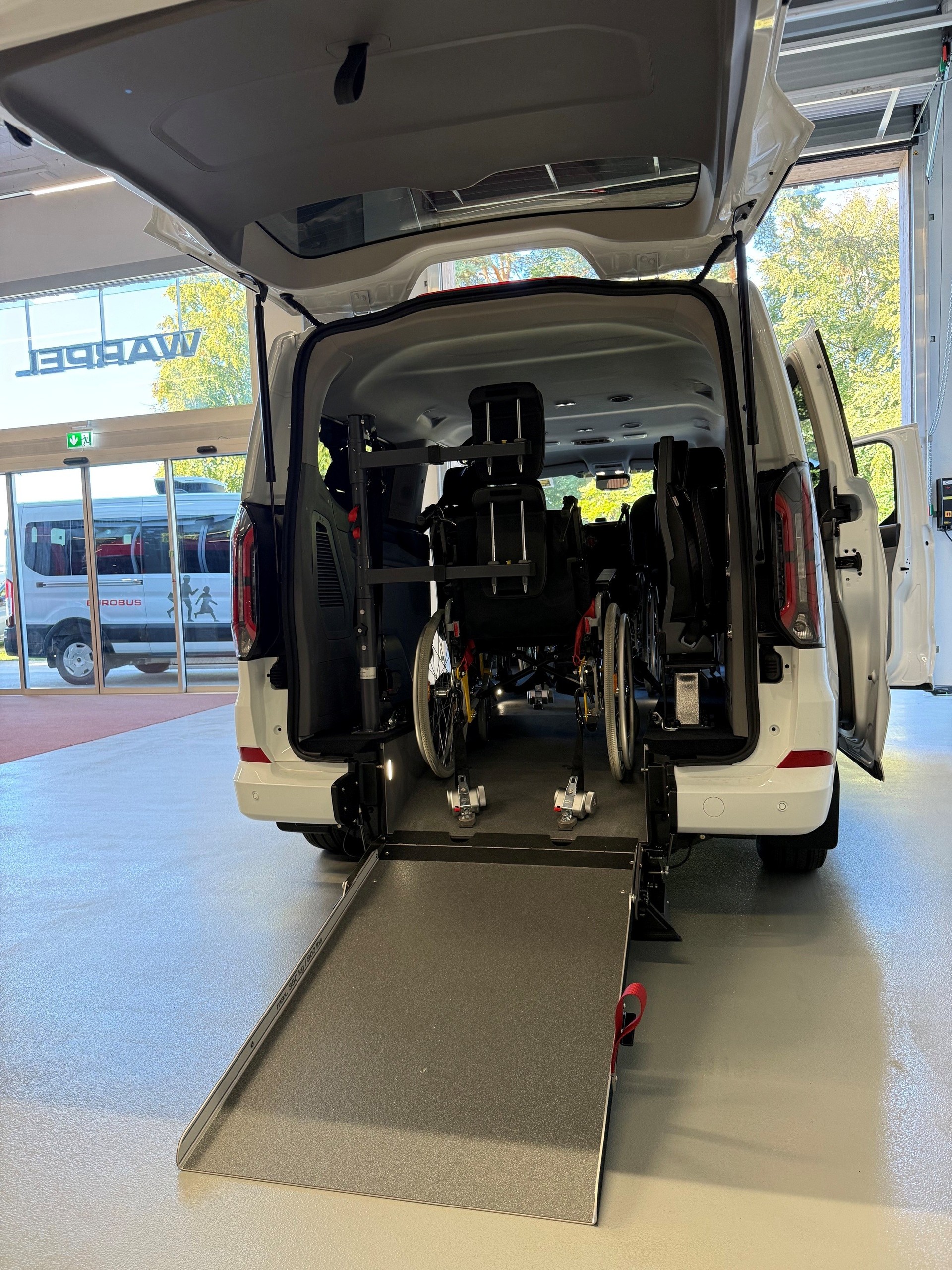 FORD Transit Custom Combi PHEV 320 L2H1 Limited Automat Einzigartig! 2 Rollstühle gleichzeitig!-showroom-element-1