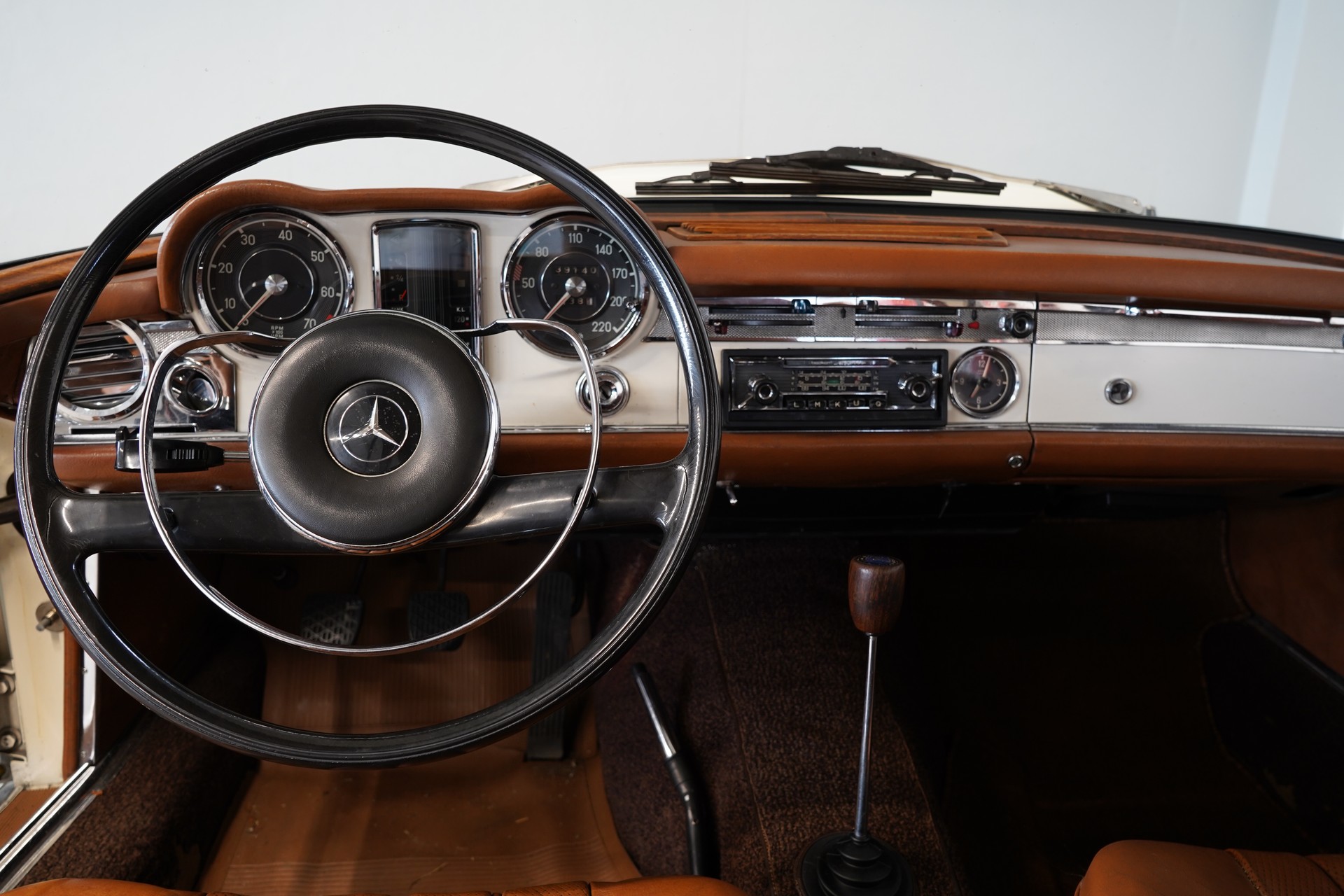 MERCEDES-BENZ 230 SL ROADSTER-image-12