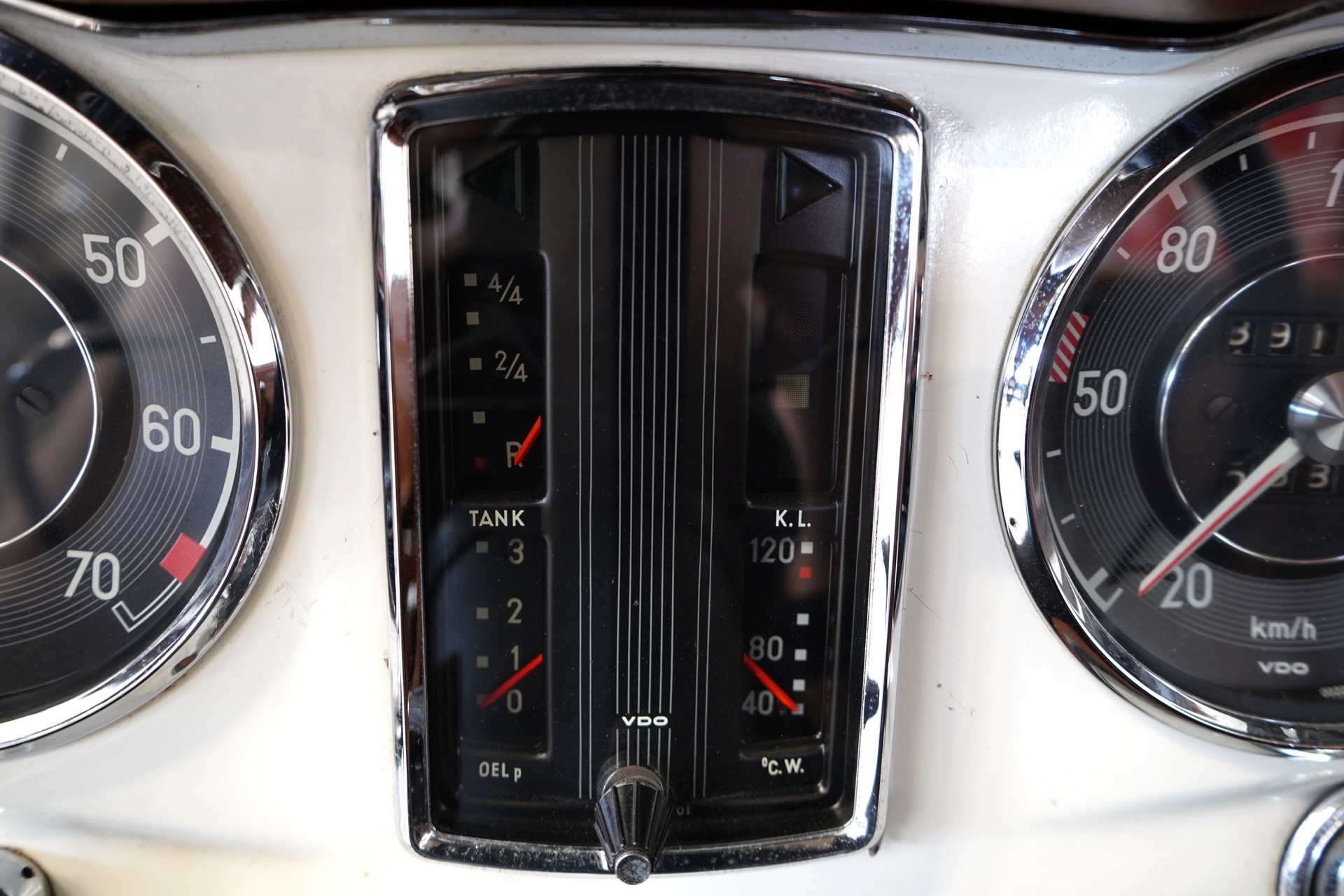 MERCEDES-BENZ 230 SL ROADSTER-image-17
