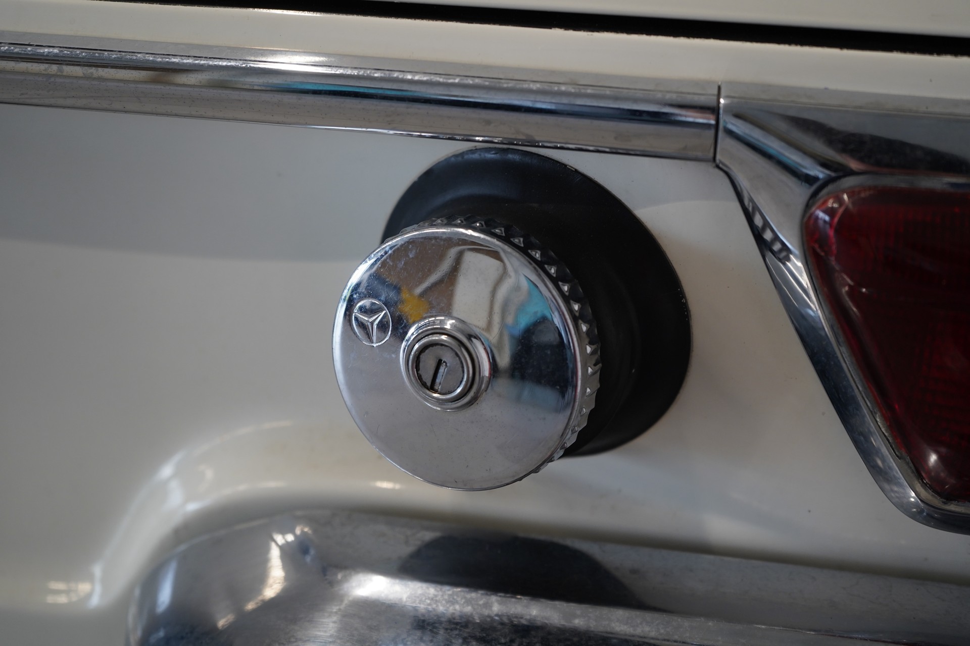 MERCEDES-BENZ 230 SL ROADSTER-image-24