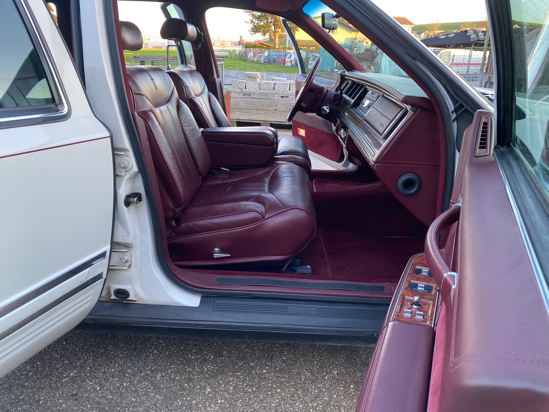 LINCOLN Lincoln Town Car-image-8
