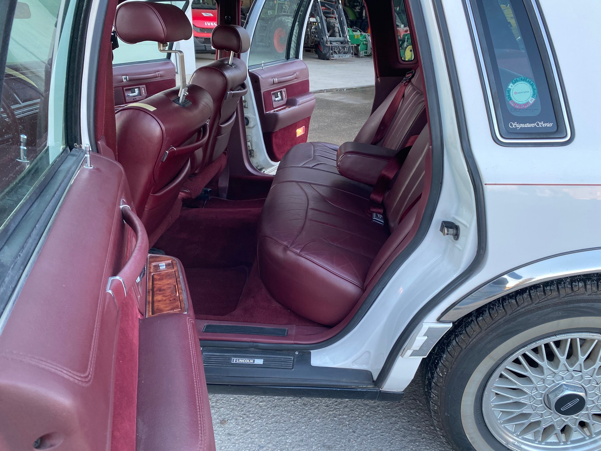 LINCOLN Lincoln Town Car-image-9