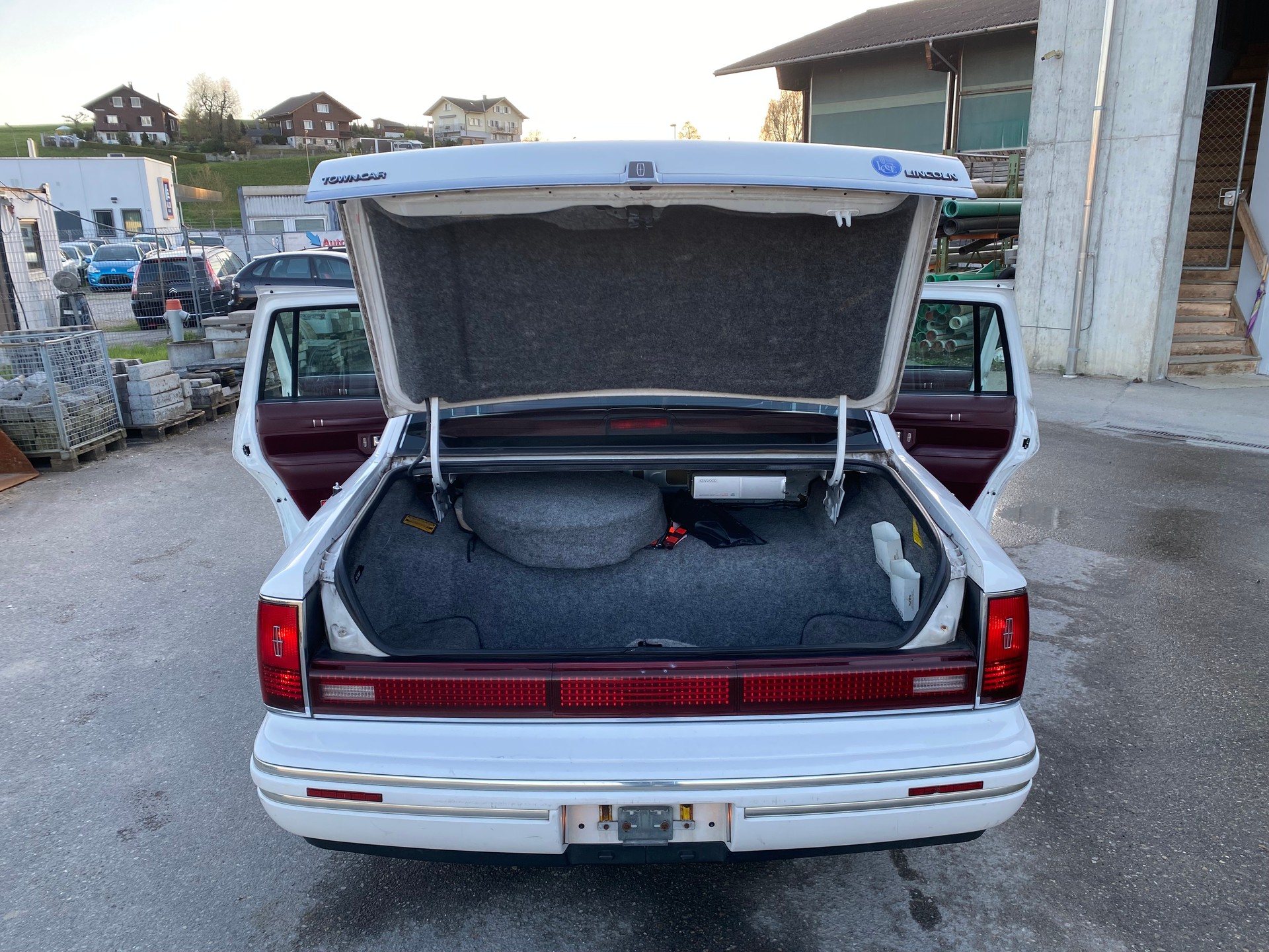 LINCOLN Lincoln Town Car-image-11