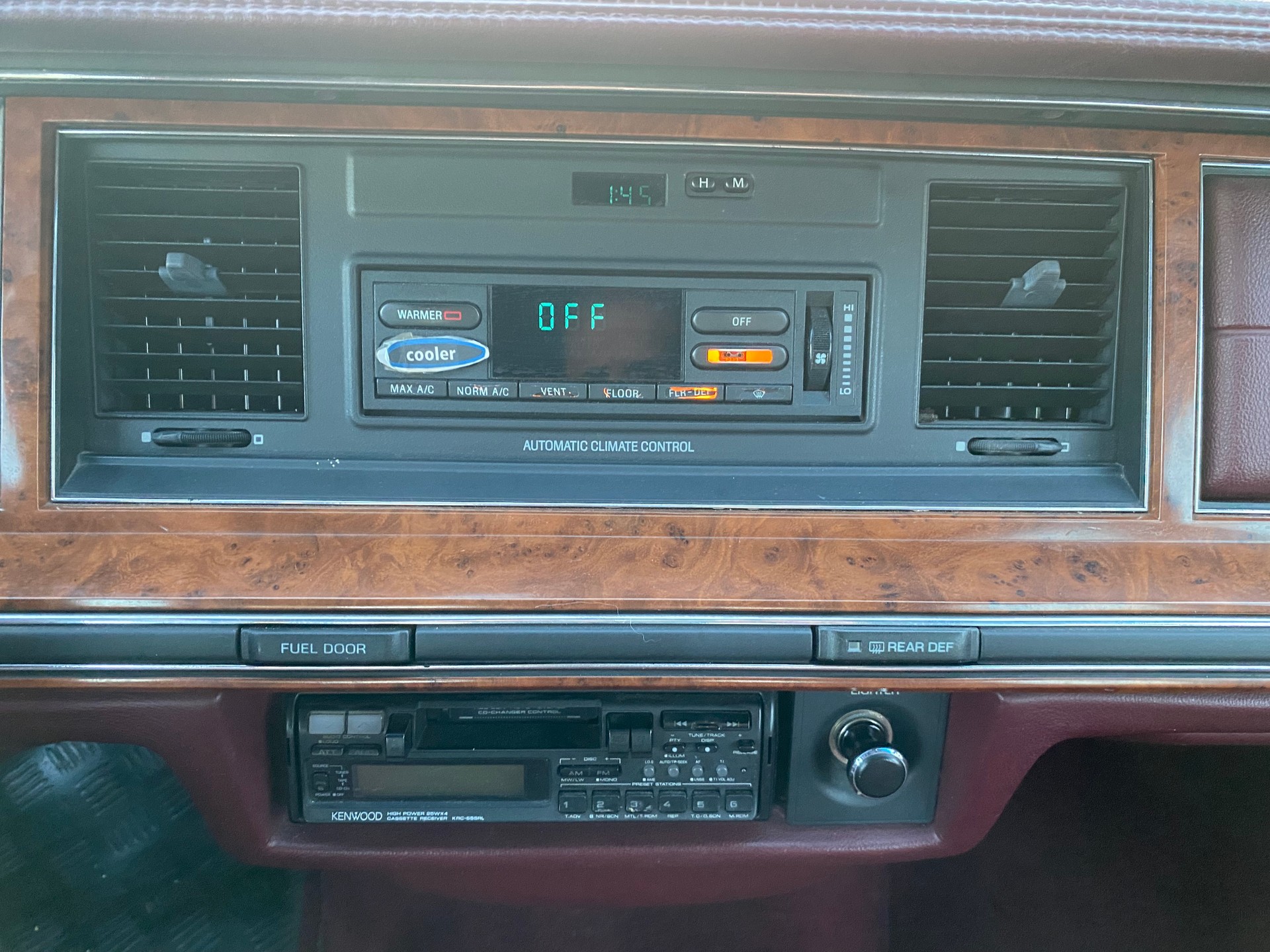 LINCOLN Lincoln Town Car-image-14