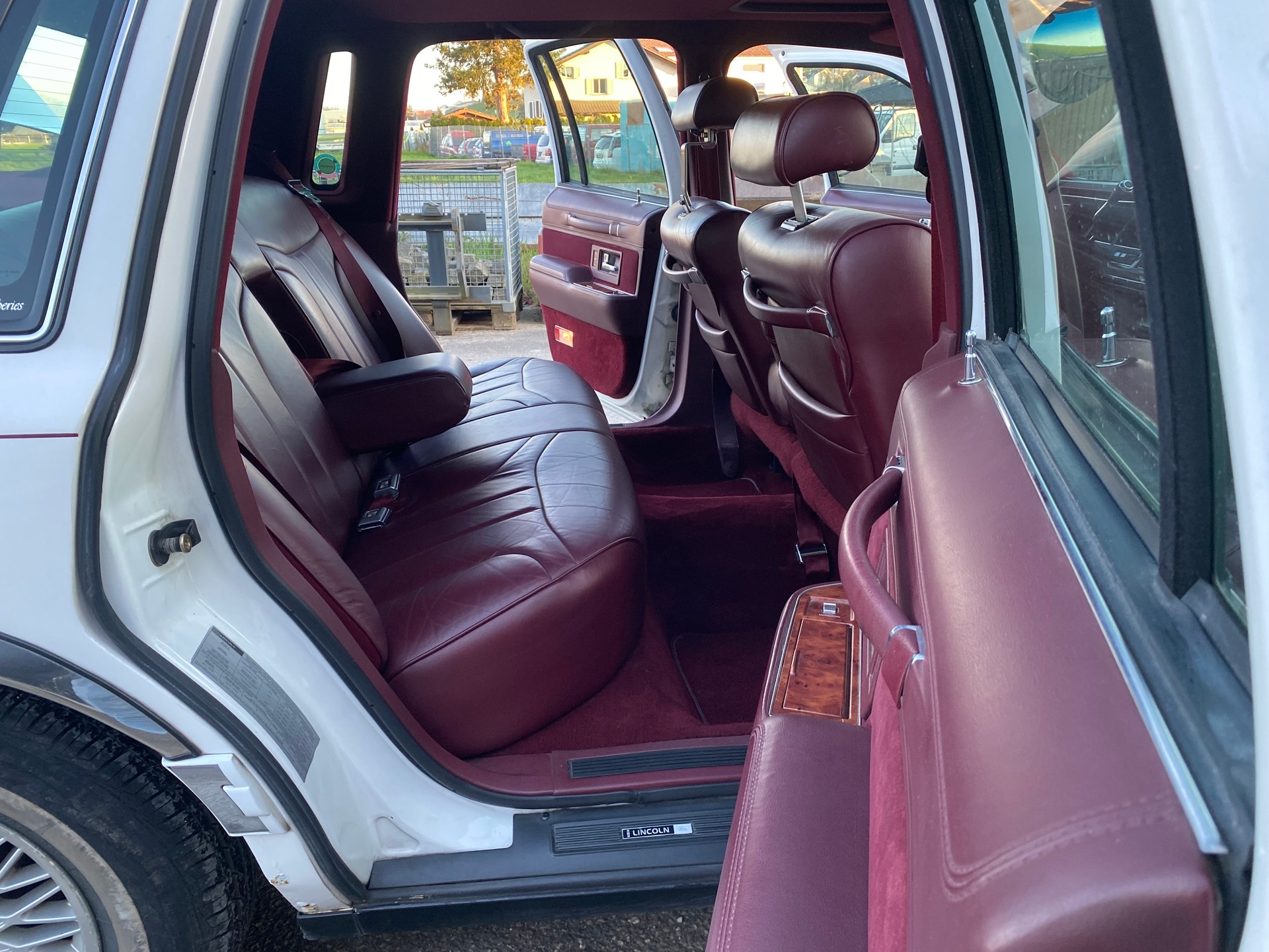 LINCOLN Lincoln Town Car-image-10