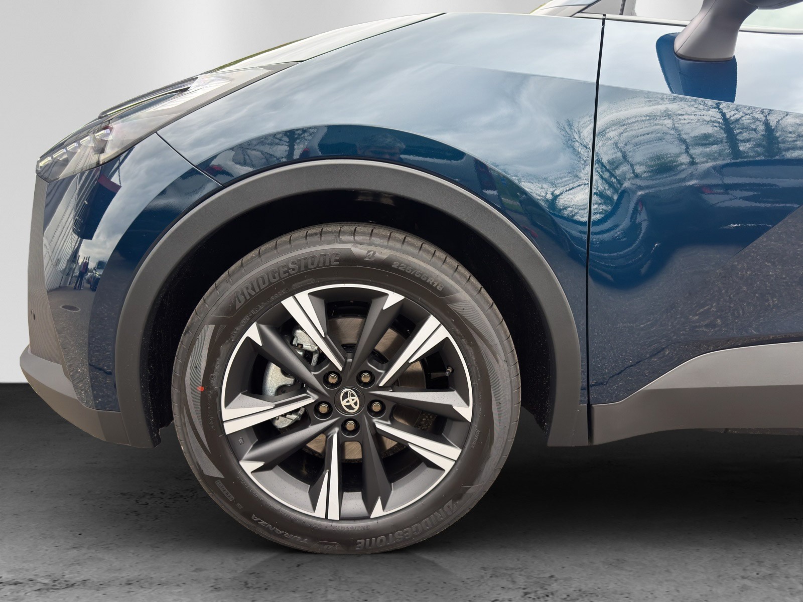 TOYOTA C-HR 2.0 PHEV CVT Swiss Edition-image-8