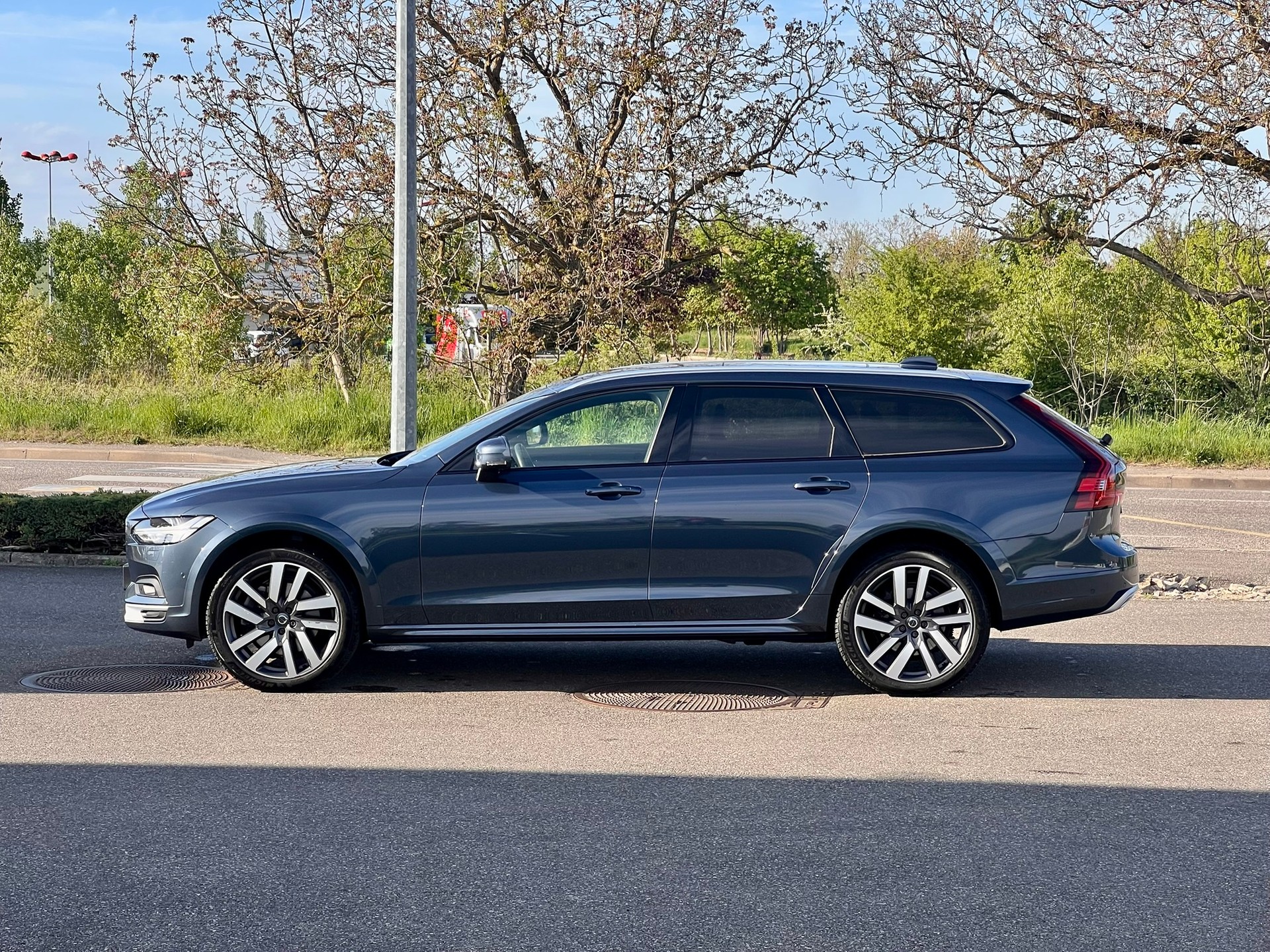 VOLVO V90 Cross Country B6 Benzin Mild Hybrid AWD Geartronic-image-5